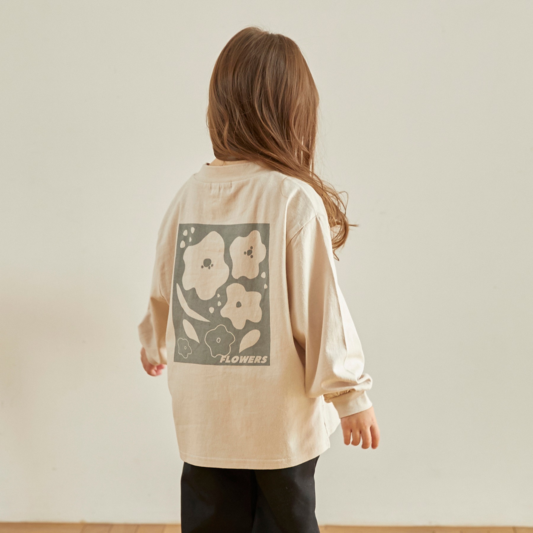 日本 undeny. 小花 下擺層次 天竺棉 寬版長袖上衣 (沙米色，150-160) 715401