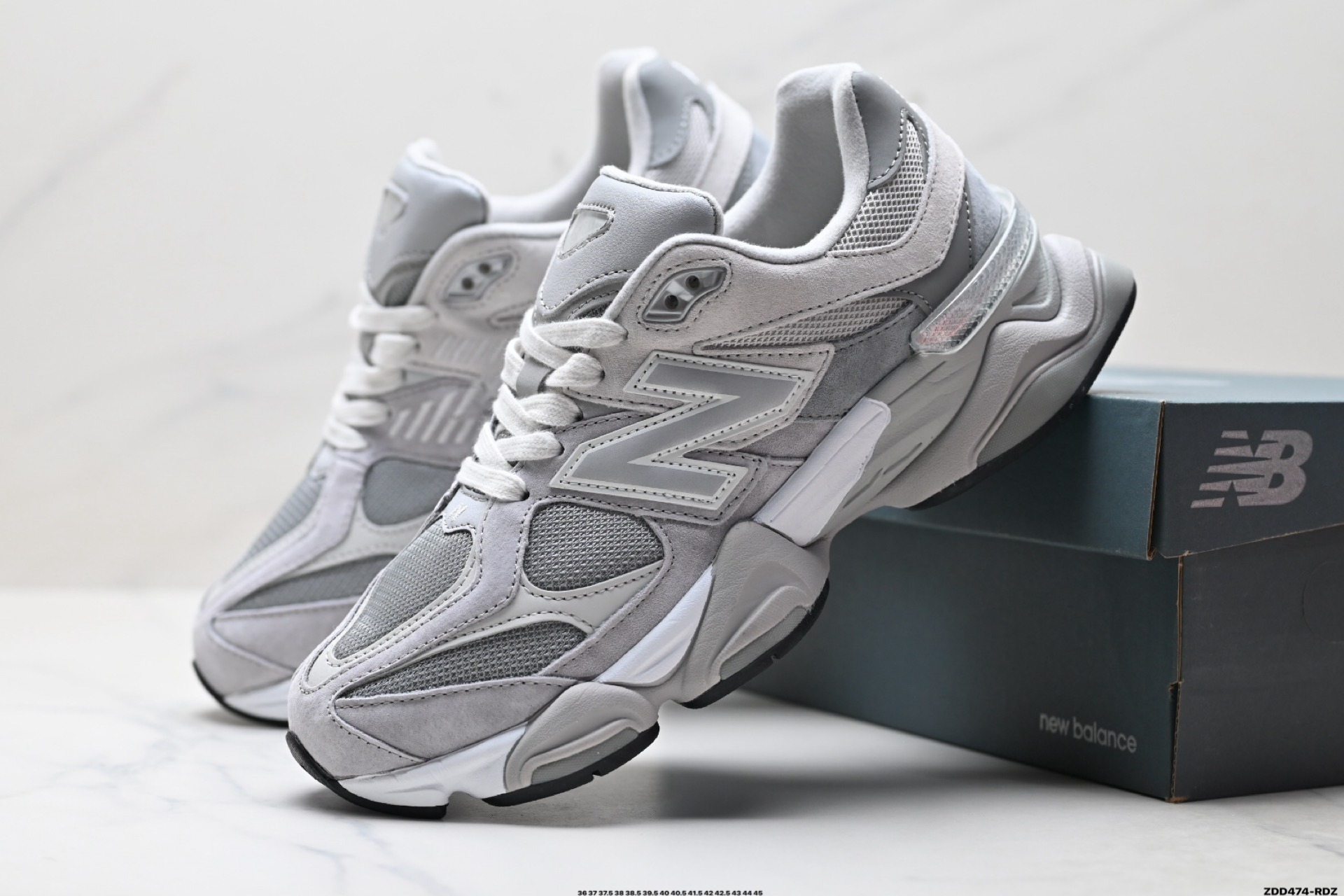 New Balance 9060系列 復古休閑運動慢跑鞋 鞋面大身由空間雙格及磨砂鞋面拼接而生 採用大面積網眼以及麂皮材質覆蓋鞋身 還原經典氣質 搭載ABZORB避震科技 由泡沫聚酯製成 上腳可以有效減少由鞋底反彈對身體及雙腿的衝擊力