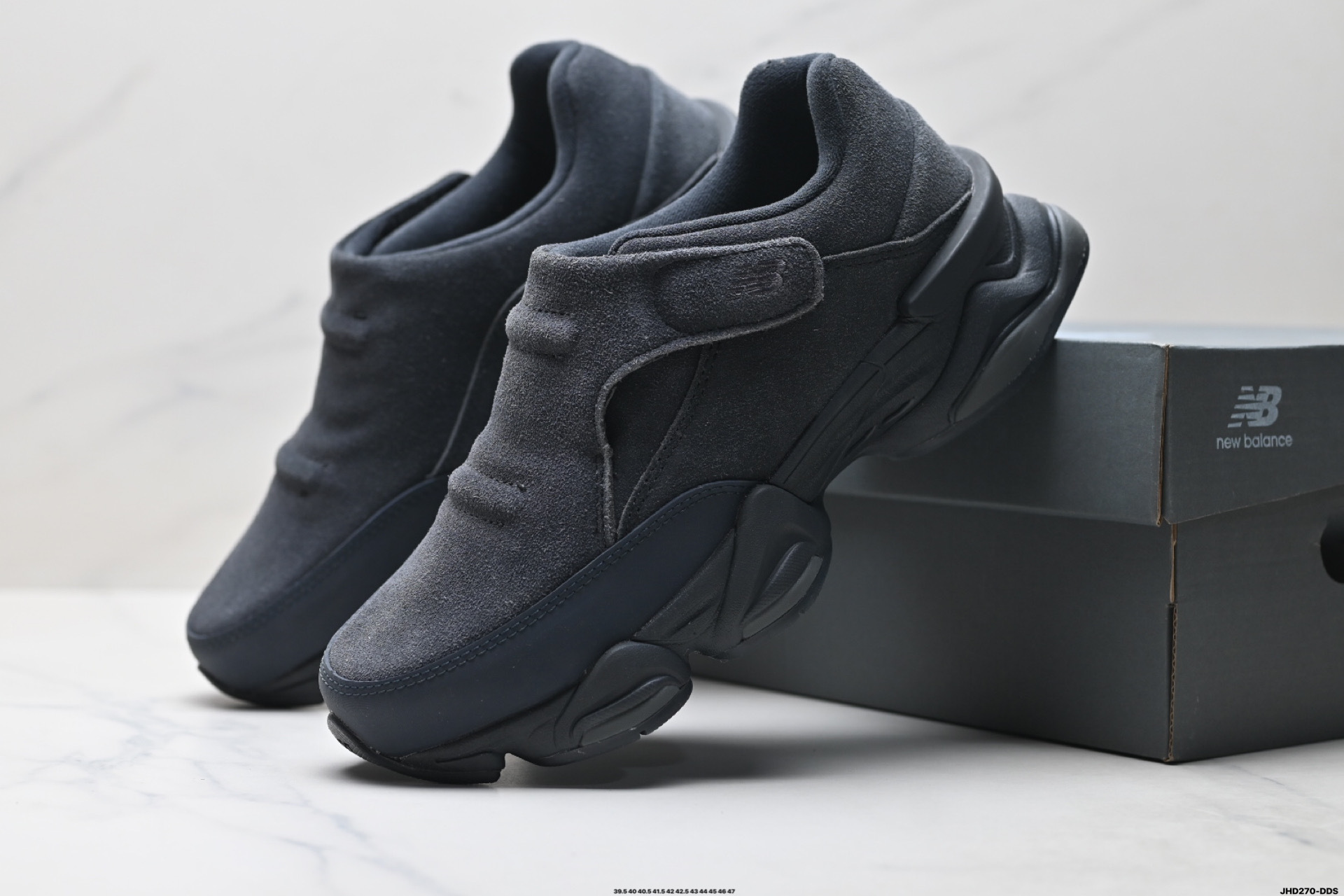 New Balance 8040 “'Navy”減震防滑耐磨透氣 低幫生活休閒鞋 New Balance 8040 緩震融合運動鞋U8040UOG。 運動鞋的上半部分是全新的，配有SBS 緩衝墊和橡膠外底，呈現簡潔美感。 摒棄了傳統的系帶用魔術貼固定，中底用厚重設計融合了 Abzorb 彈性技術。 鞋面由絨面革覆蓋，下半部分則沿用了9060鞋型。