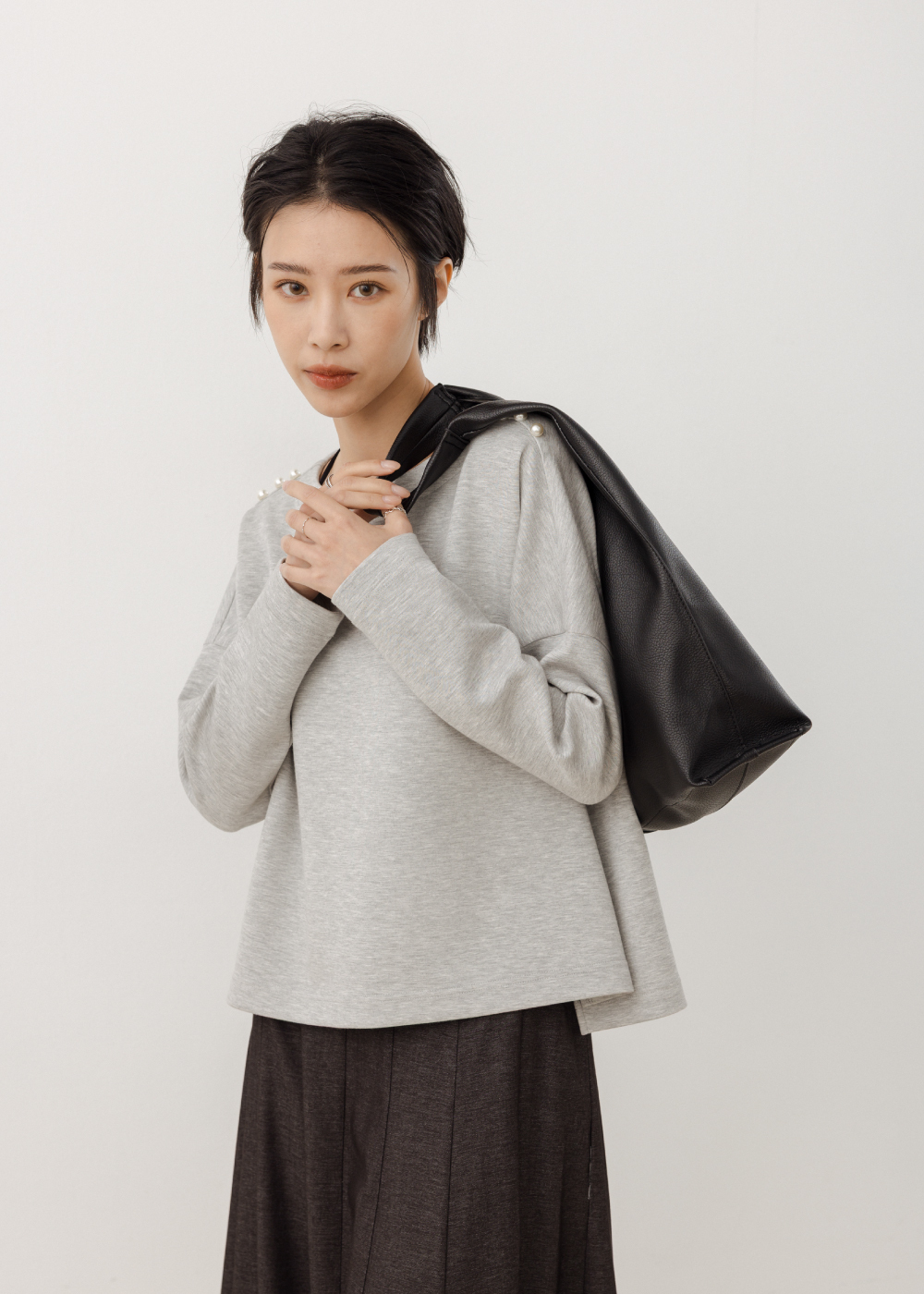 平領珍珠小細節寬鬆上衣