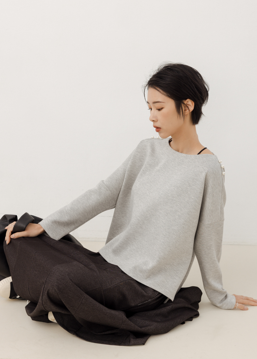 平領珍珠小細節寬鬆上衣