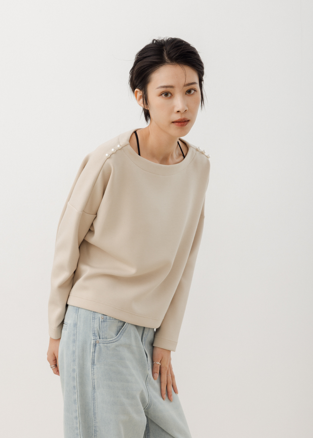 平領珍珠小細節寬鬆上衣