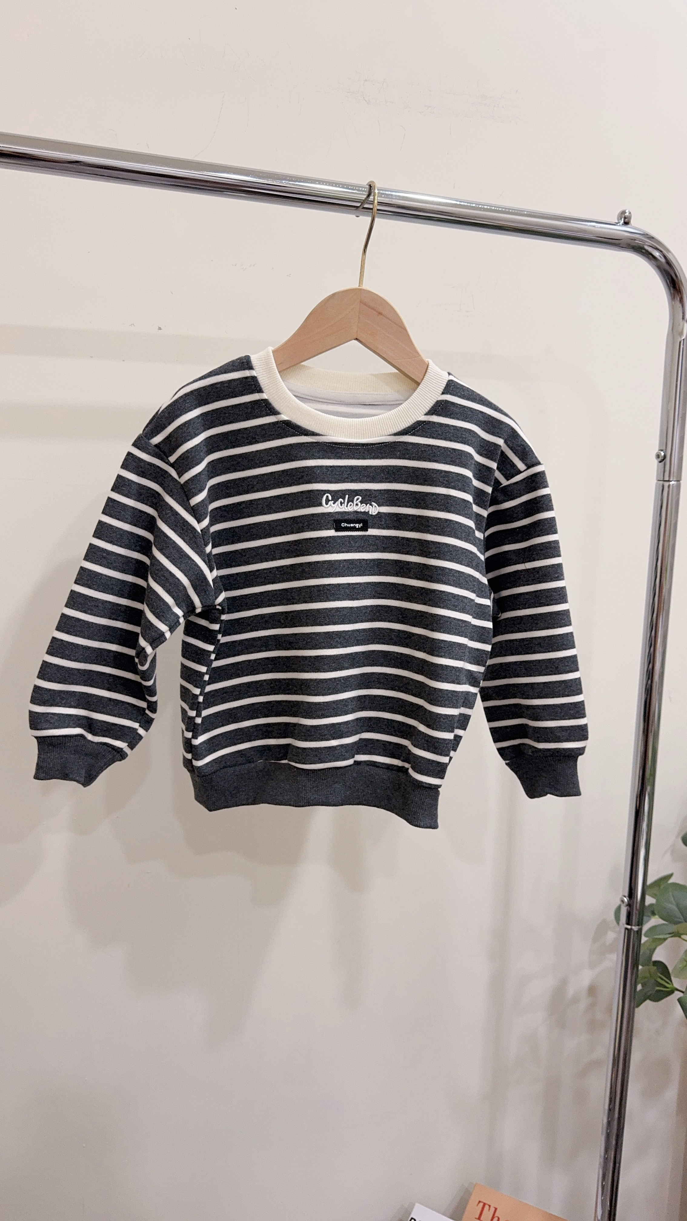 xt6015灰條紋刺繡字母上衣c52