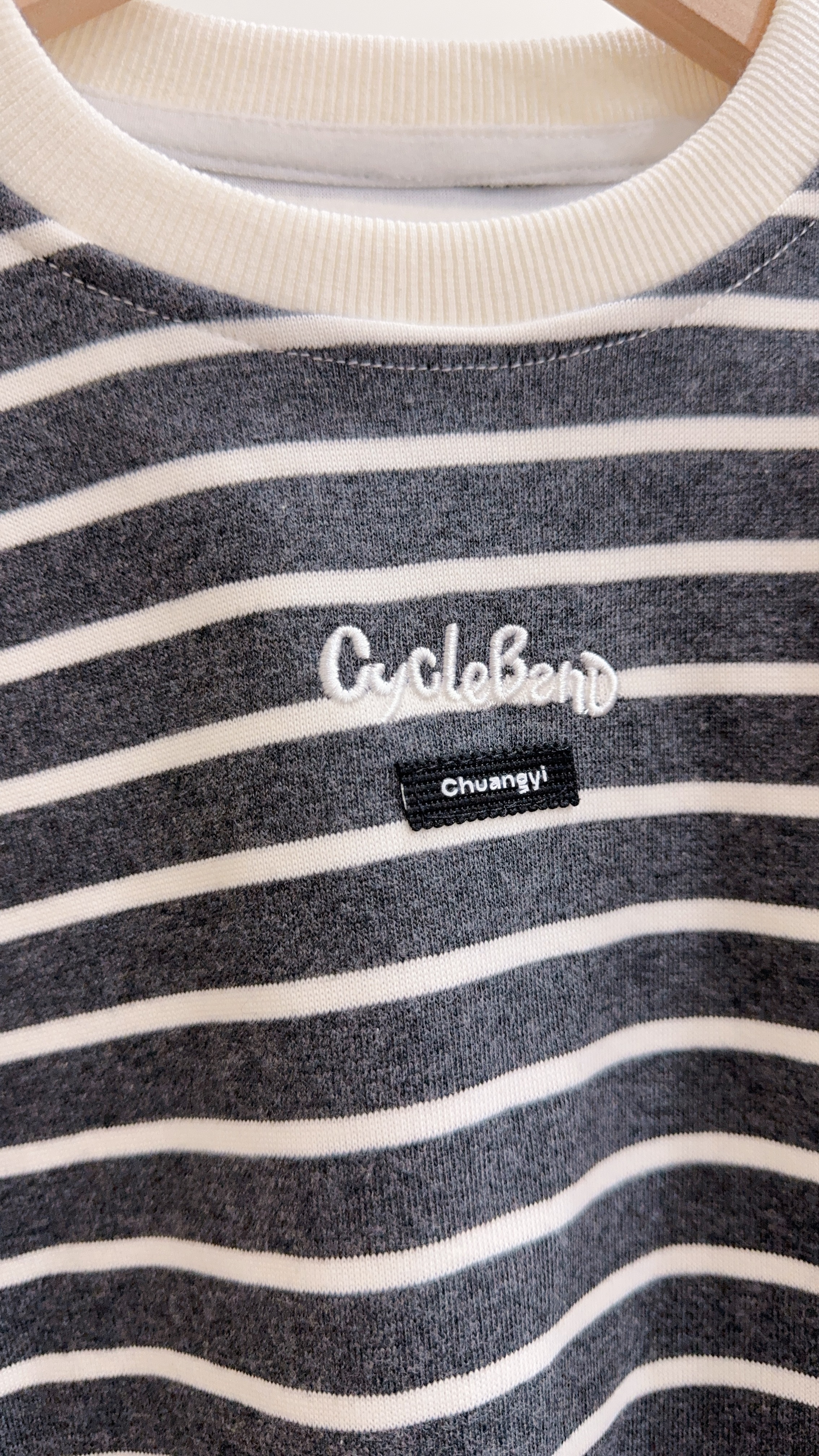 xt6015灰條紋刺繡字母上衣c52