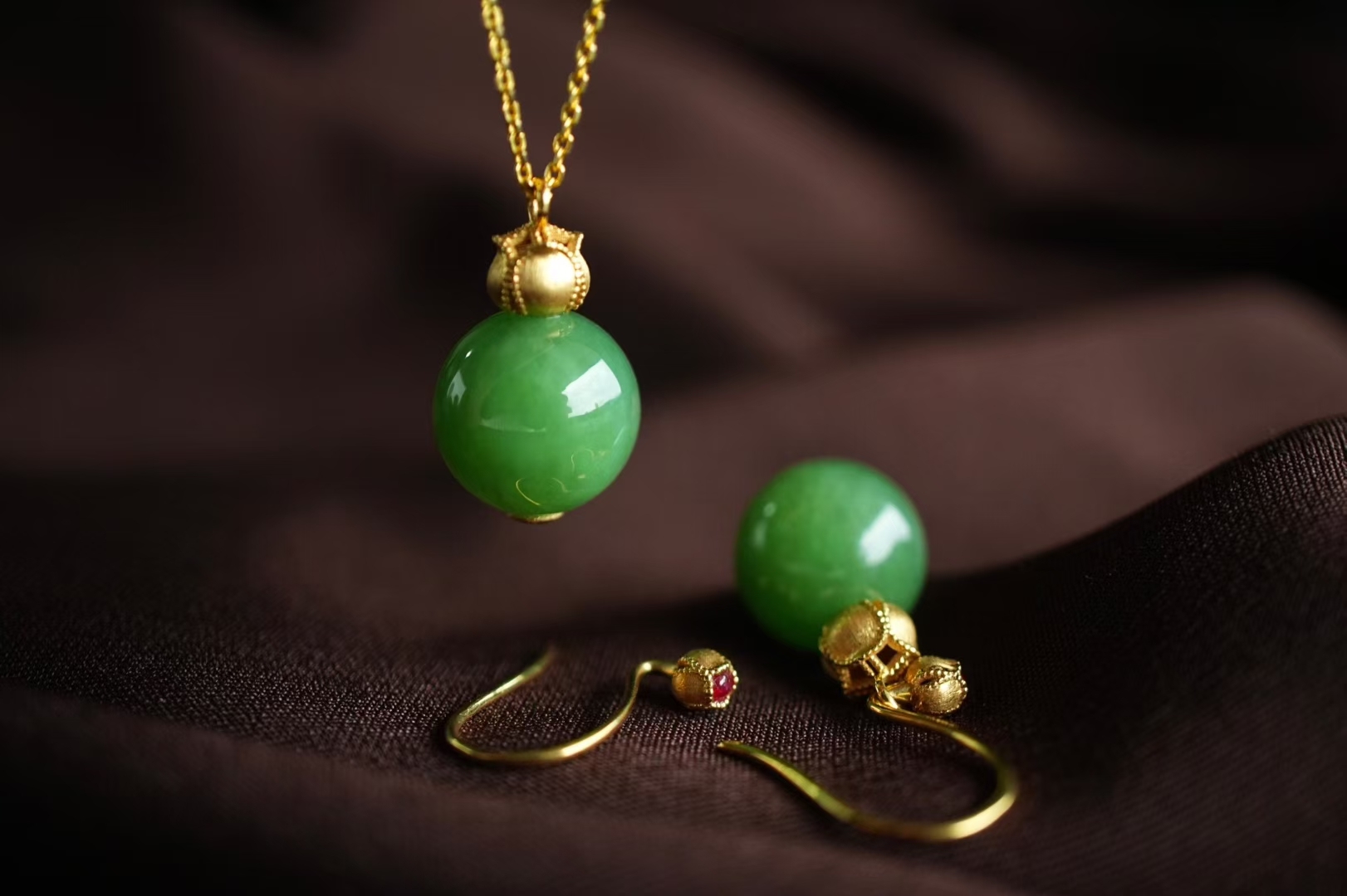 和田玉濃郁果綠耳墜/吊墜兩用款,天然和田玉軟玉