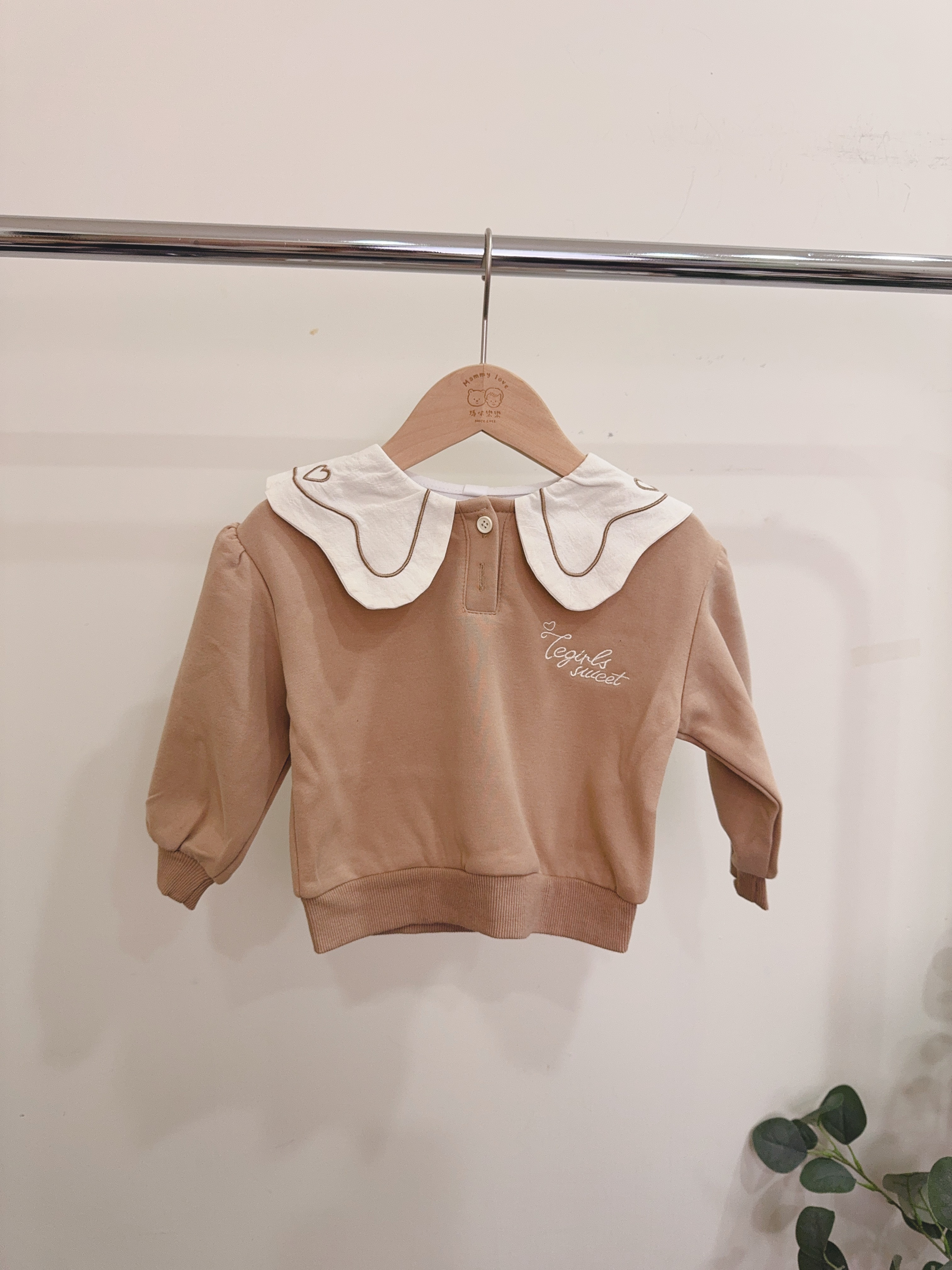 25726愛心刺繡領上衣c62