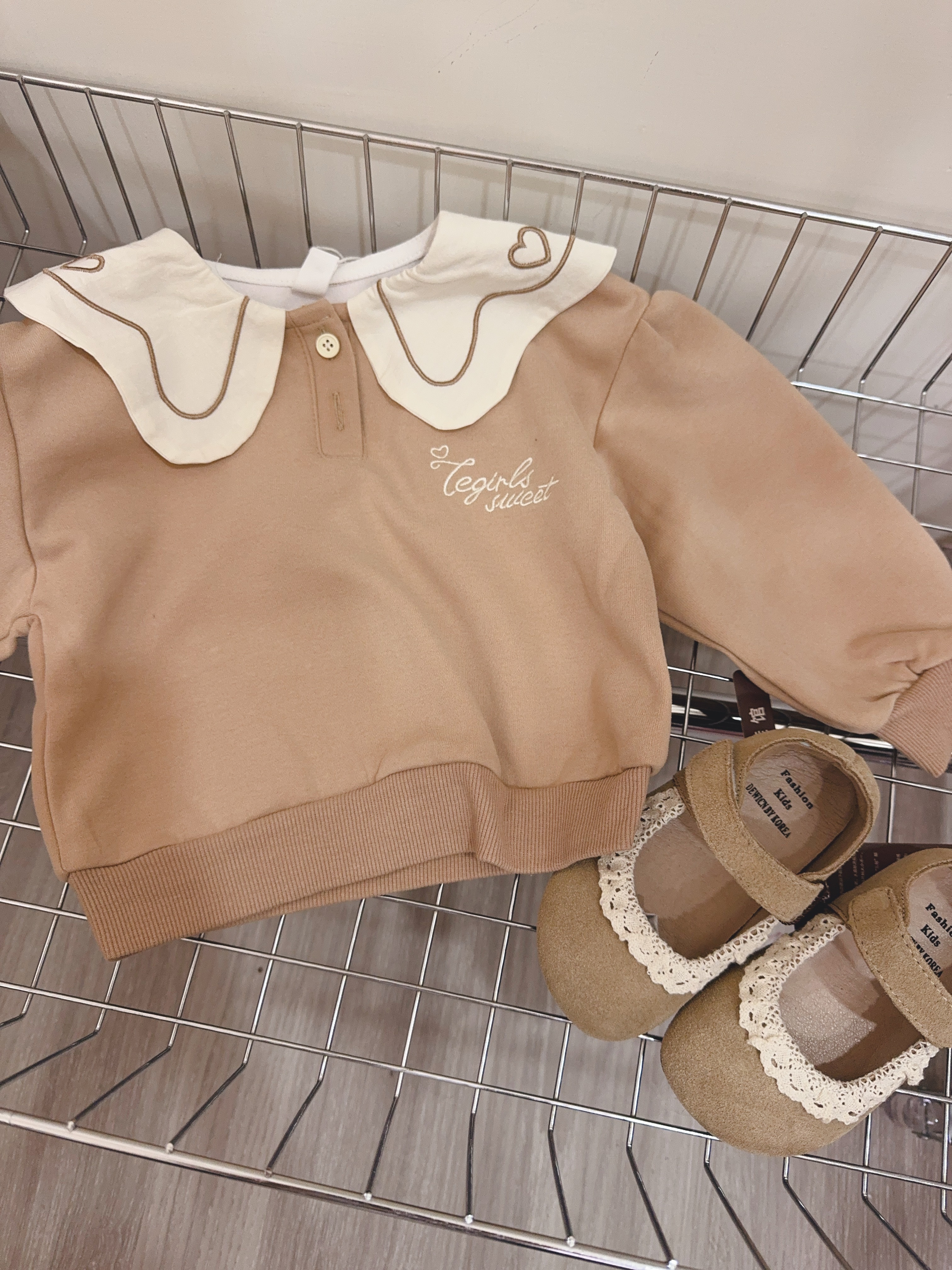 25726愛心刺繡領上衣c62