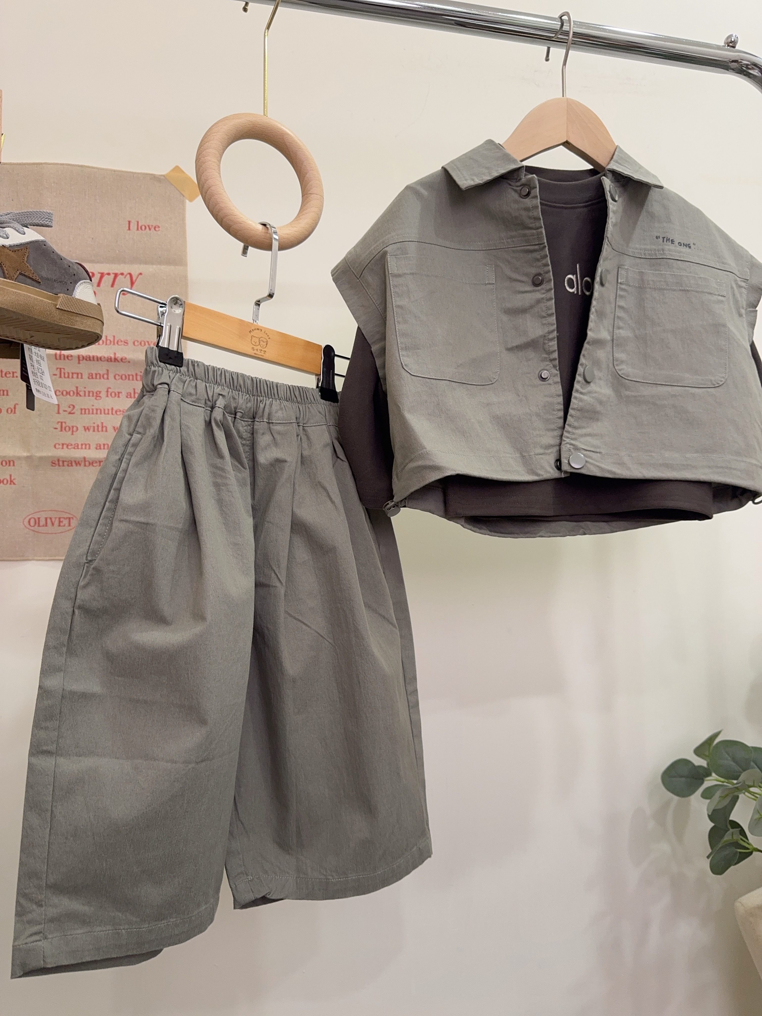 FBE2215潮男必備灰綠背心＋寬褲套裝c72