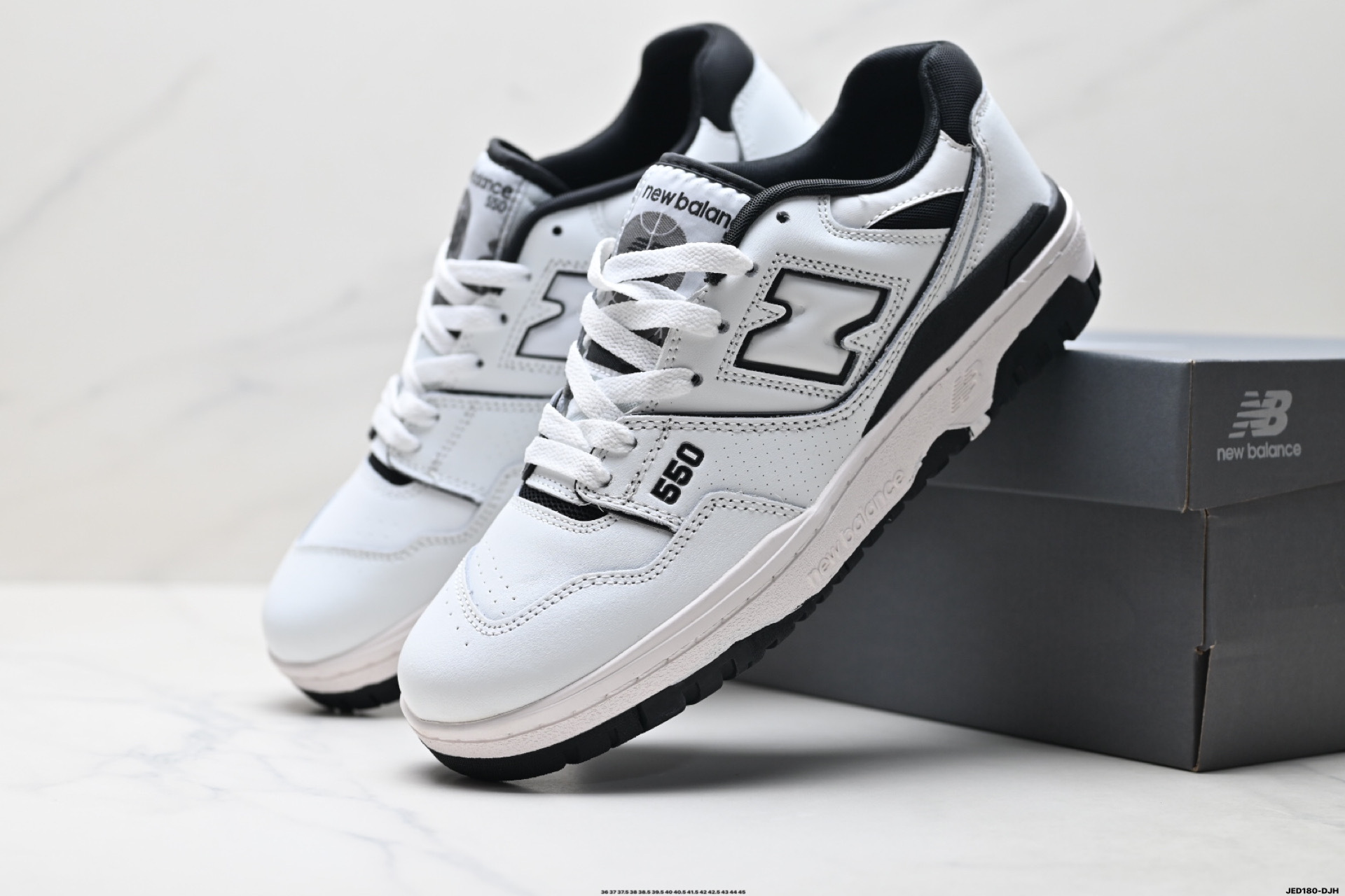 New Balance NB550 系列 復古休閑運動慢跑鞋 以更純粹的復古風格設計打造的全新造型 側身還以解構設計 將 N 字標誌以做舊壓花樣式呈現 樣式別具新意 則呈現出高級懷舊氣質 也讓鞋款在奢華時裝風格與運動氛圍之間達到了平衡