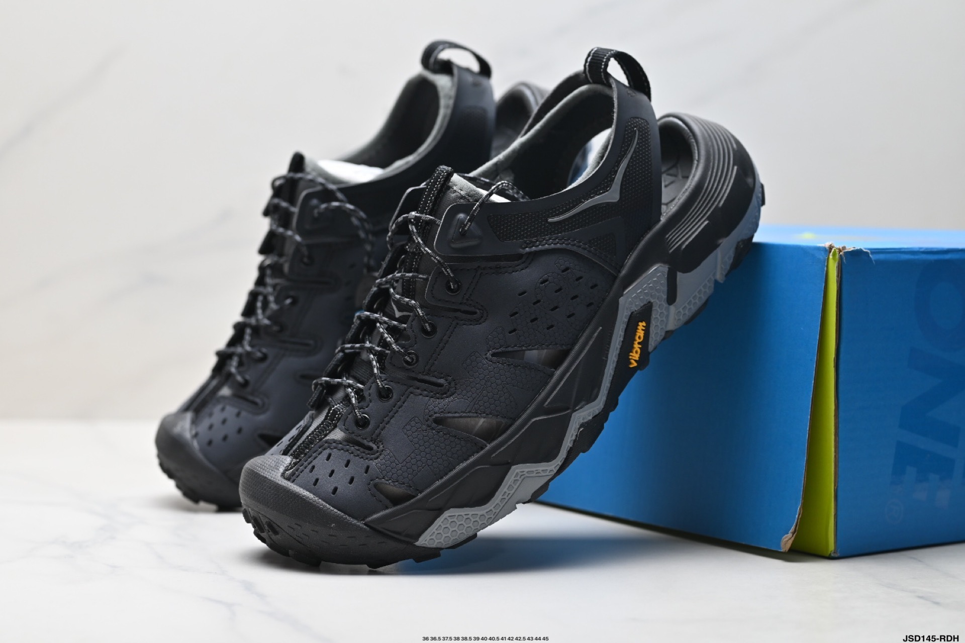 HOKA ONE ONE VIBRAM TOR TRAFA 舒適 防滑透氣 戶外機能山地溯溪鞋鞋型從外觀就給人強烈的戶外機能感粗獷率性的厚底設計 繼承了ONE ONE跑鞋 DNA 鞋身採用了氯丁膠打造搭配抓地力很強的橡膠外底 這款涼鞋鞋身自重非常輕 可以在穿著時更加輕盈舒適