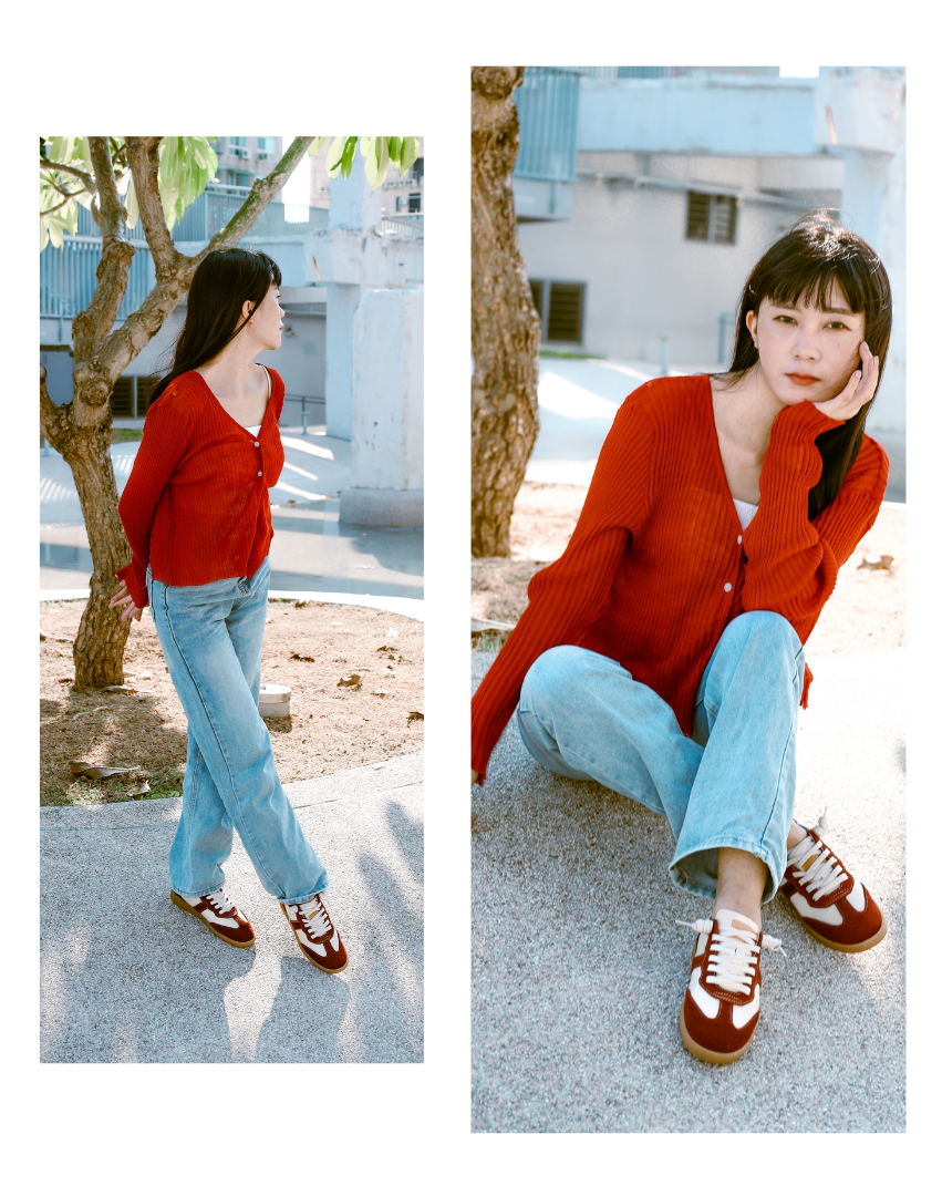 Sanly Joy 蘋果牛奶真皮德訓鞋穿搭照,紅白拼接鞋身搭配紅色針織上衣與牛仔褲,營造秋冬溫暖自然的復古休閒感。鞋面採用柔軟牛皮與麂皮拼接,質感細膩舒適,鞋底輕盈好走。整體造型呈現文青氣質與日常時尚風格,展現品牌注重舒適與美感並重的鞋履設計。