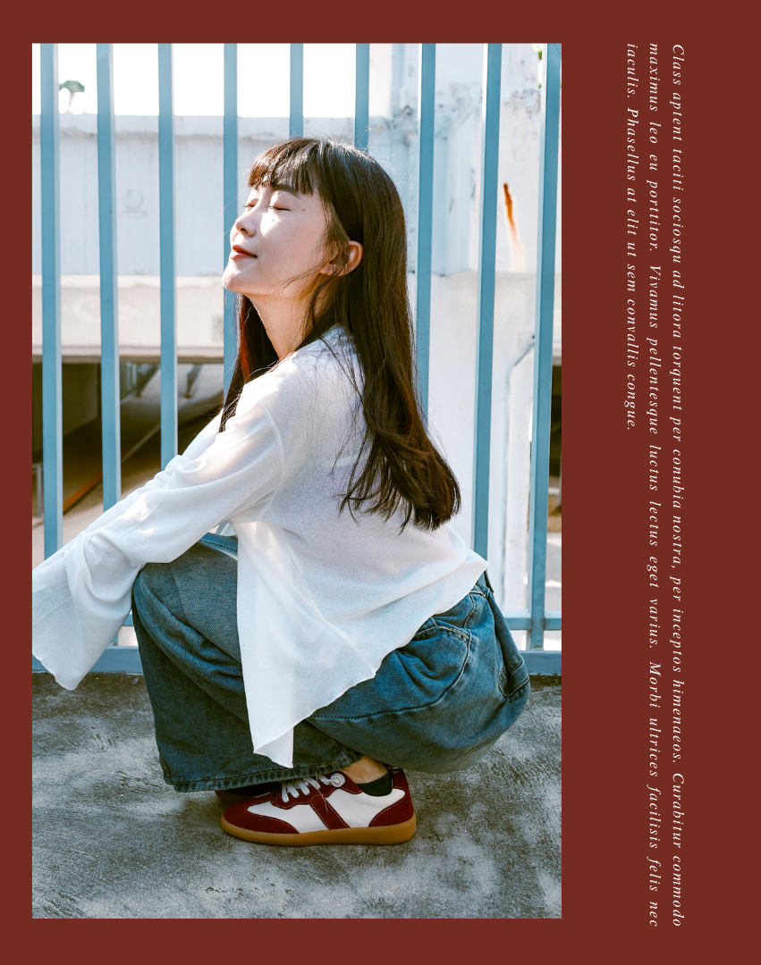 Sanly Joy 蘋果牛奶真皮德訓鞋形象照,模特穿著紅白拼接真皮德訓鞋,搭配白襯衫與牛仔寬褲,坐姿自然放鬆,展現秋冬日系文青風格。鞋面結合柔軟牛皮與麂皮,觸感細緻不磨腳,鞋底防滑舒適,適合通勤、日常與休閒穿搭,詮釋品牌舒適與美感並重的設計理念。