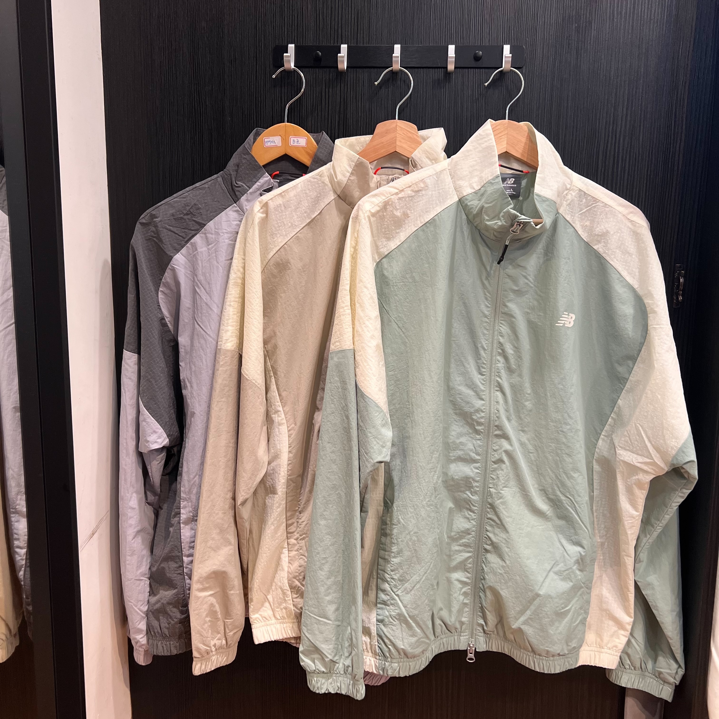 New Balance 防潑水風衣外套 NAF33081 X