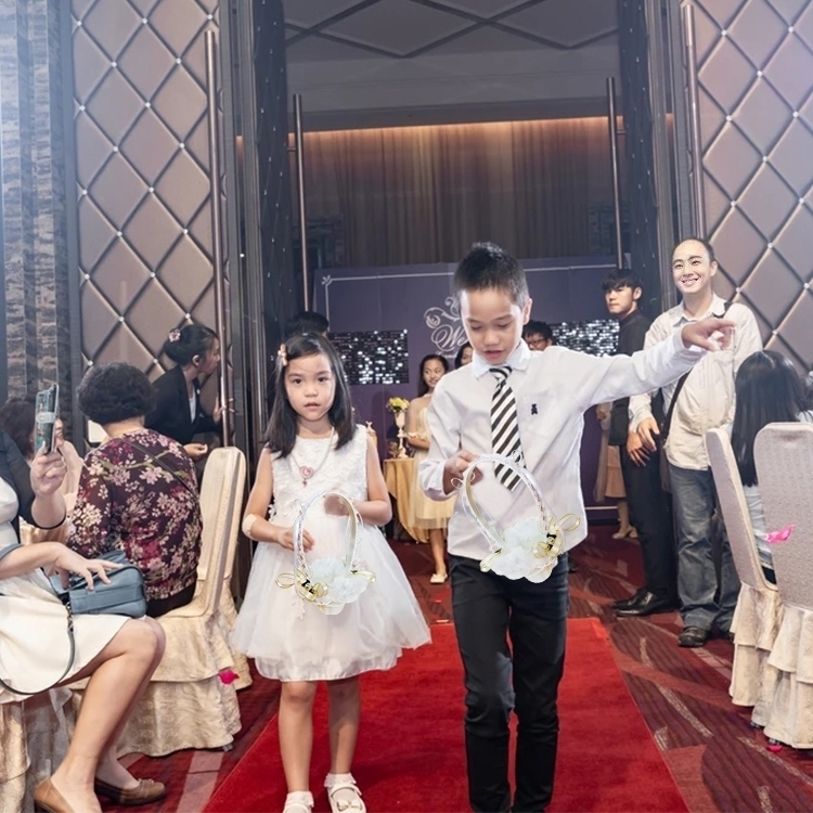 花童撒花瓣,婚禮花童進場手拿花童花籃,Flower girl scatters flower petals, wedding flower girl enters with flower basket