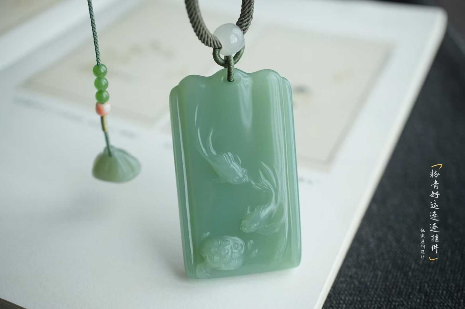 和田玉稀有瓷藍底粉青“好運連連”掛件,天然和田玉軟玉