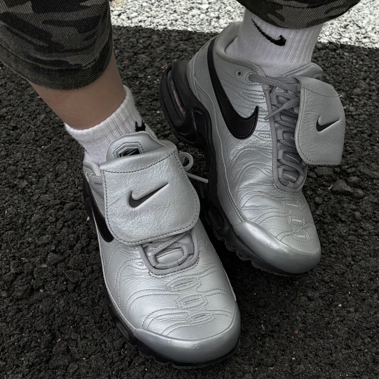 NIKE AIR MAX PLUS 狼灰 金屬銀 反折鞋舌 足球風 男女鞋 HM6850-001