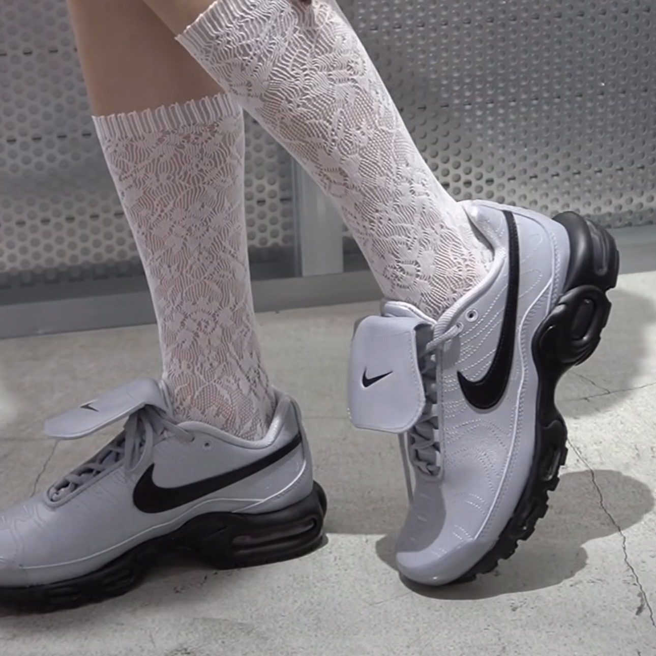 NIKE AIR MAX PLUS 狼灰 金屬銀 反折鞋舌 足球風 男女鞋 HM6850-001