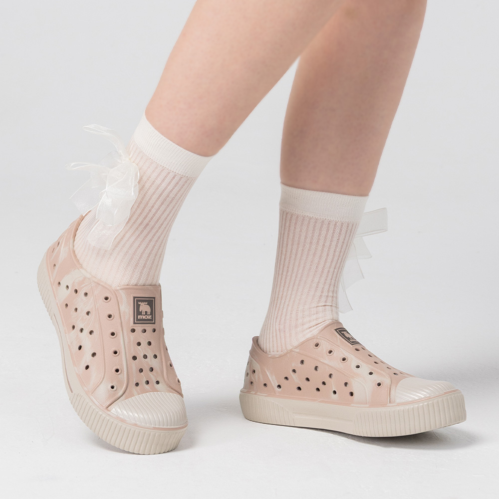 【北歐極光系列】moz 瑞典 駝鹿 雙色洞洞餅乾水鞋 (奶蓋霧粉)-附鞋扣