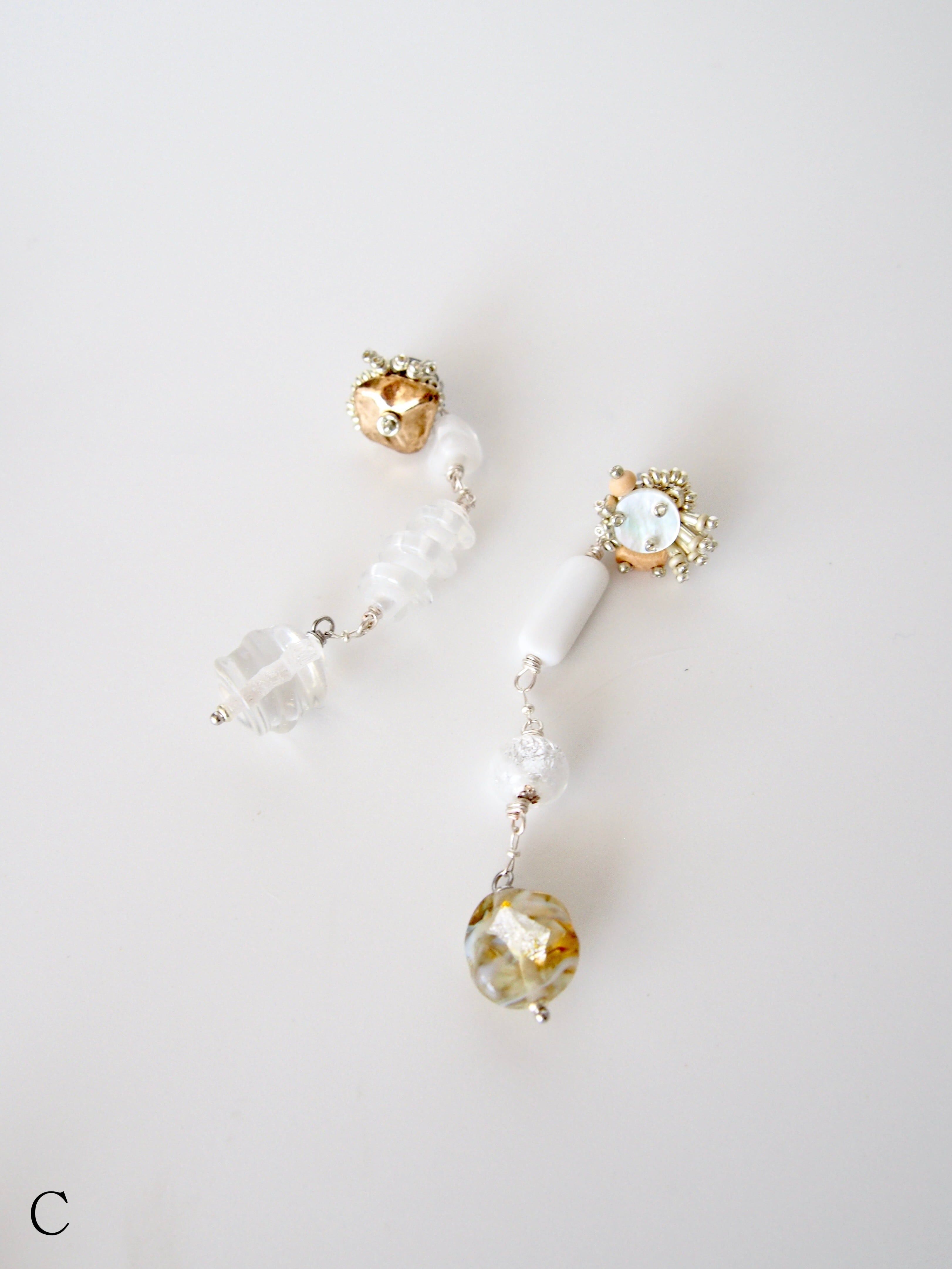 White glass collage 針式耳環