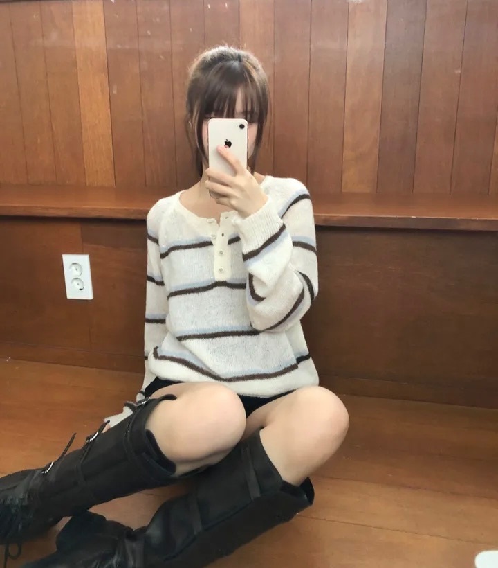 【優惠預訂】韓國圓領鈕扣雙色間條針織（5色）