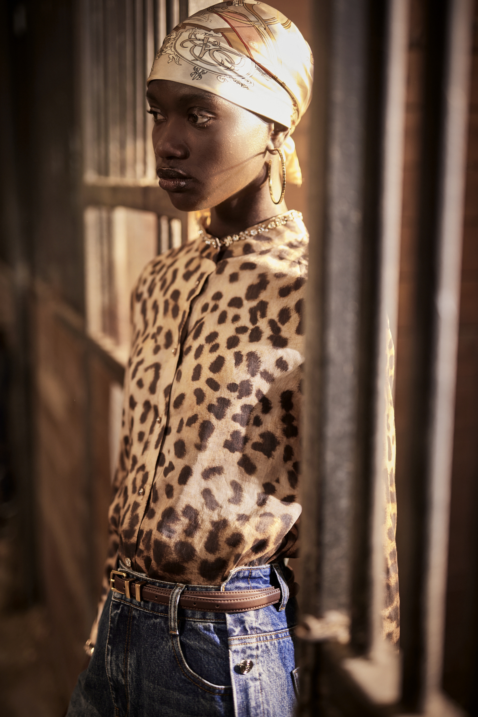 BE15162A1 野性魅光領口鑽飾長版襯衫