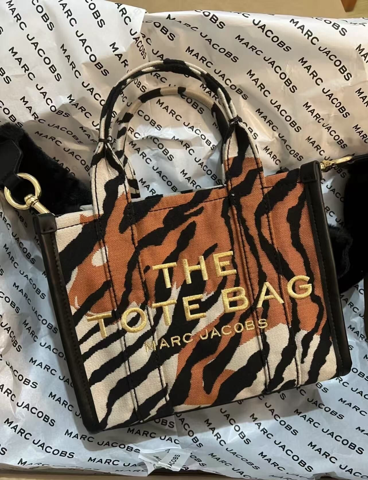 【直播】Marc Jacobs LL102220 小號手提袋(跟毛毛背帶)