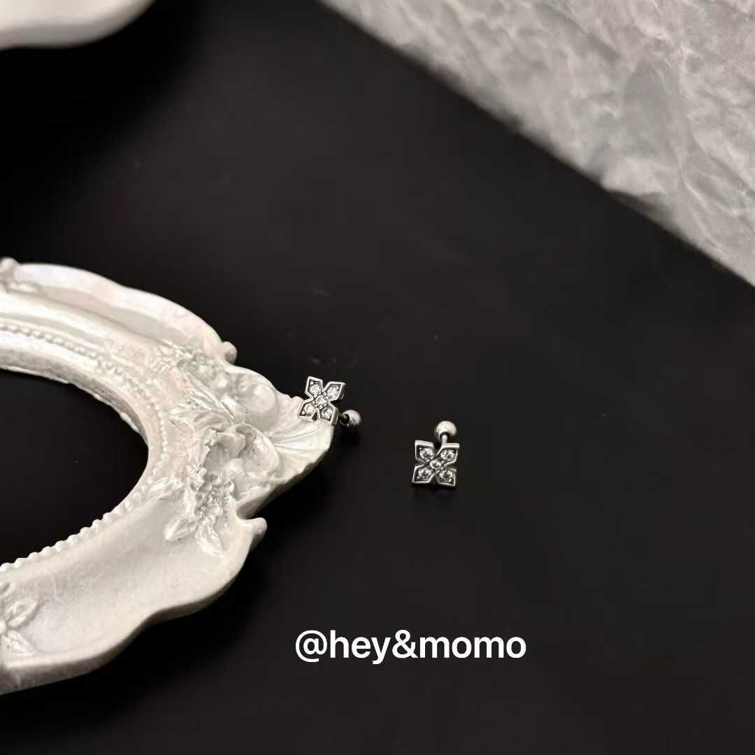 HM5112 ⚪925銀 微鑲滿鑽十字花造型耳骨釘