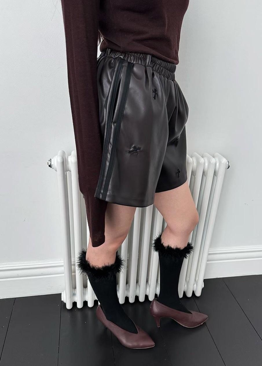 側雙線繡圖皮革短褲