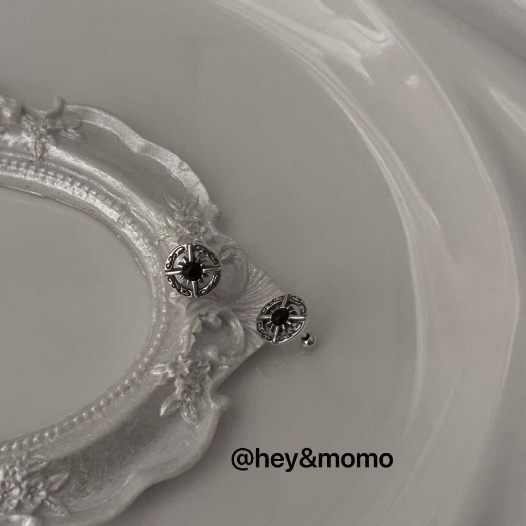 HM5114 ⚪925 銀 黑鑽個性圖騰圖案設計耳骨釘