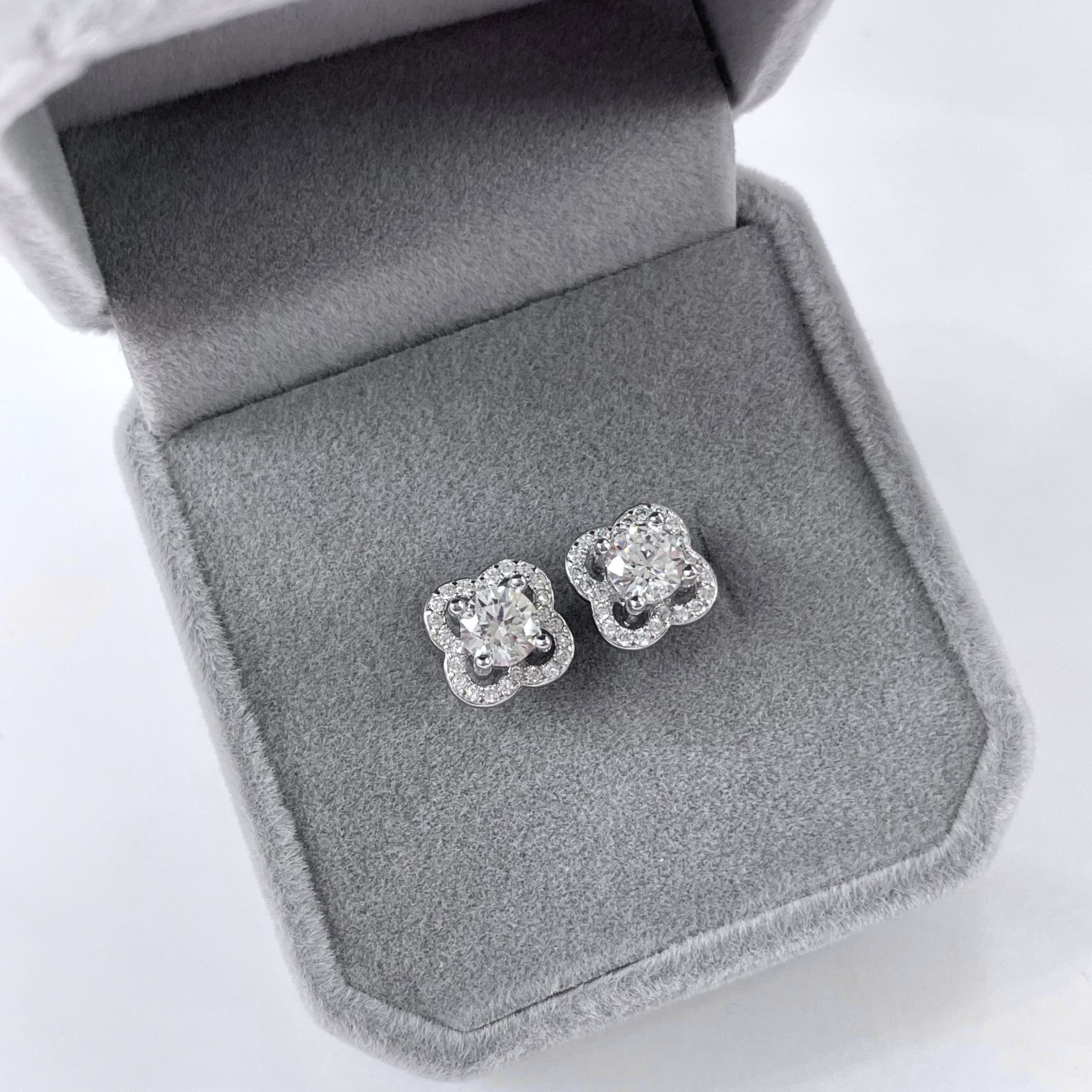 G339 四葉草花莫桑鑽耳環 0.50ct