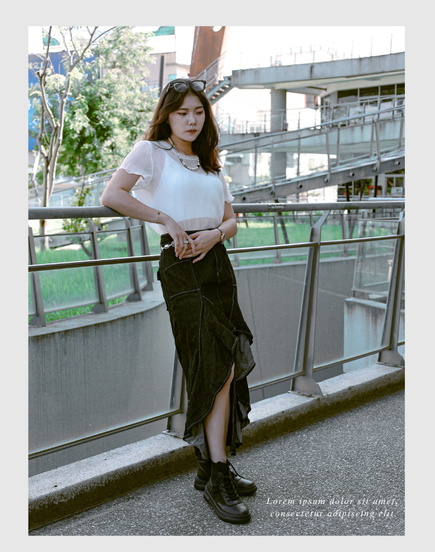 Sanly Joy 克洛伊厚底真皮短靴街拍穿搭照,展現都會時尚風格。搭配高腰裙與簡約上衣,完美修飾比例。靴子採真皮與飛織布料結合,5cm厚底設計拉長腿型,兼具時尚與舒適。適合日常通勤、咖啡約會或城市散步,輕盈好走又有型。