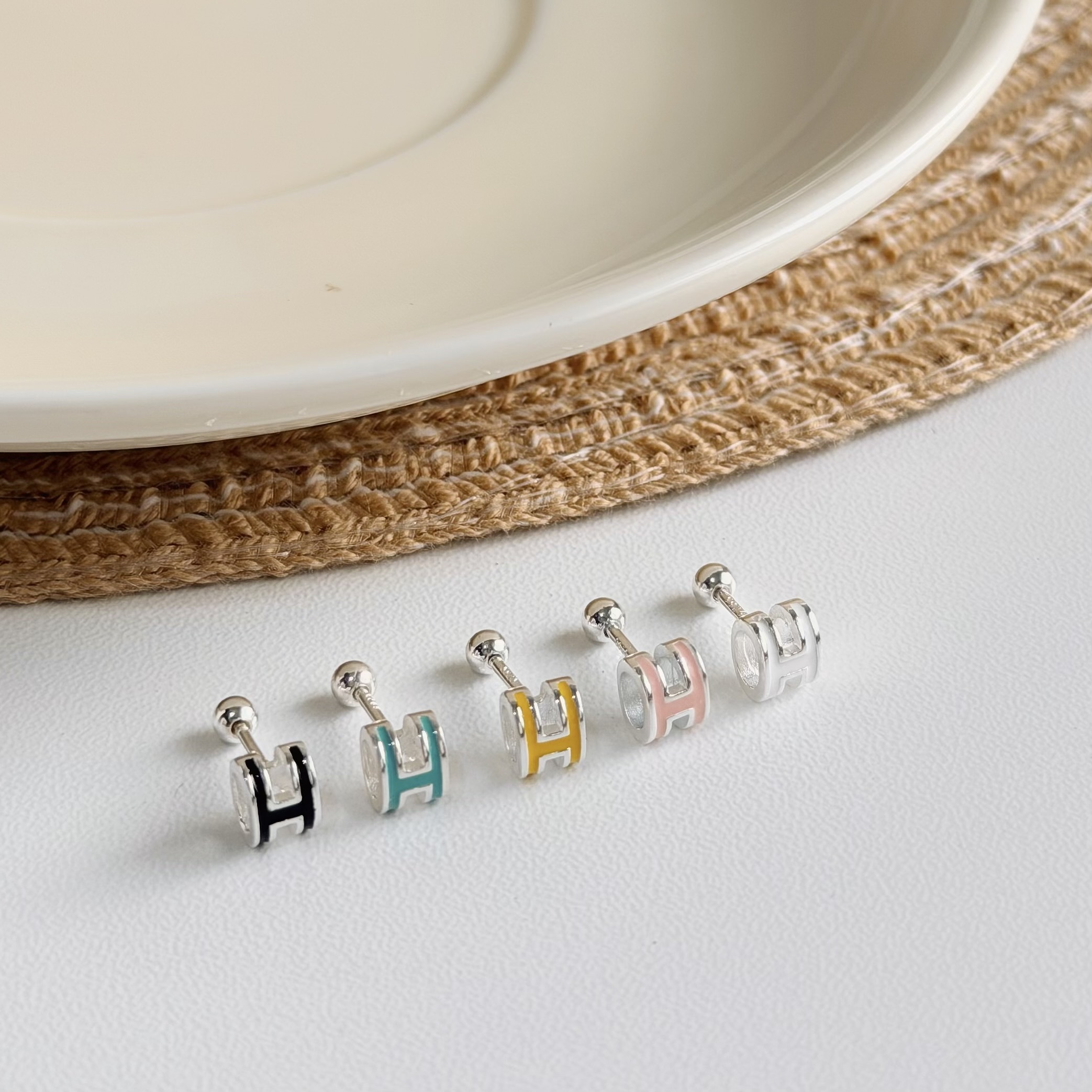 Y262烤漆字母H純銀鎖針