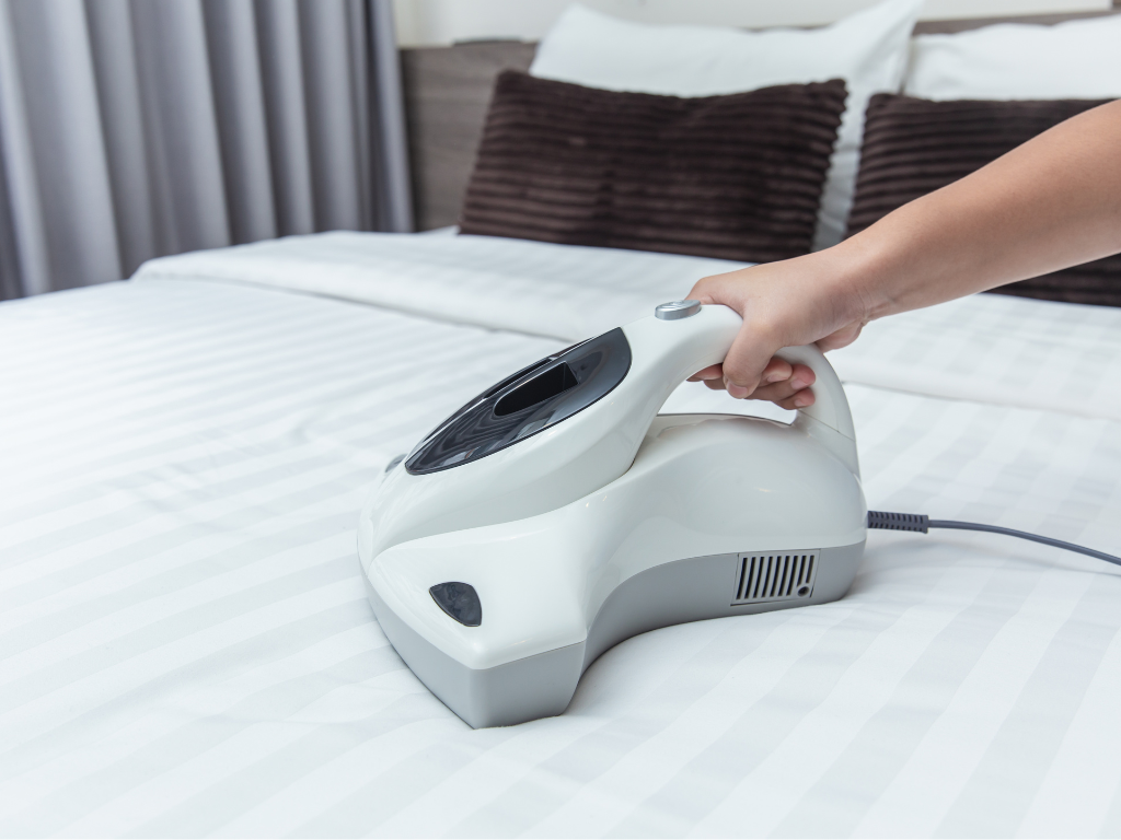 在床墊上使用塵蟎機去除塵蟎