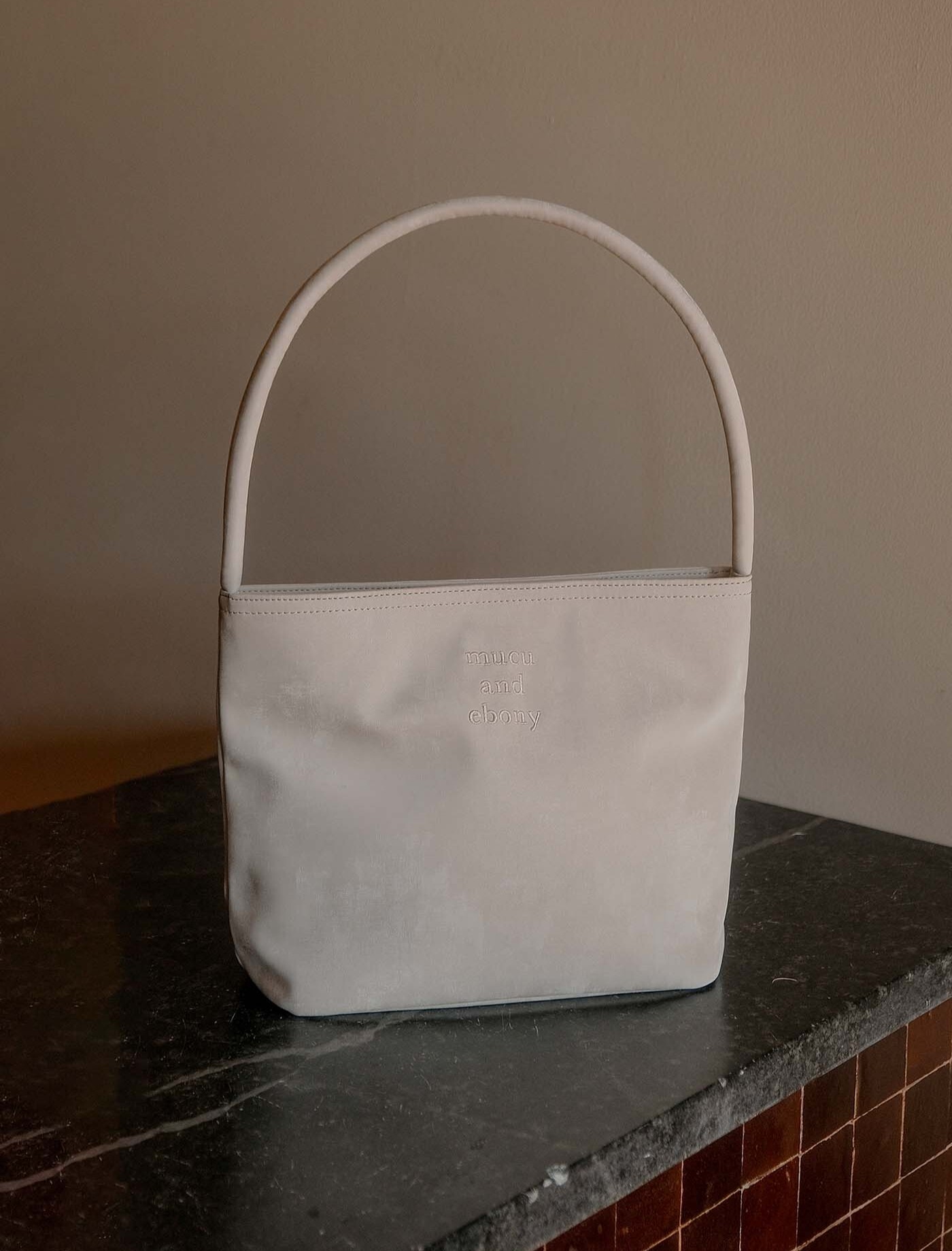 韓國mucu and ebony授權 知性麂皮質感手提彎耳水桶包