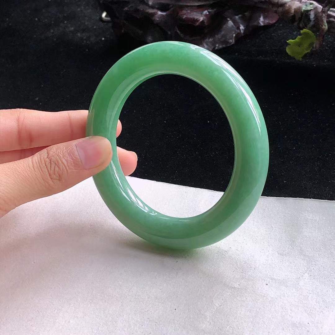 10132629 55mm冰糯果綠翡翠圓條手鐲 (54-56)