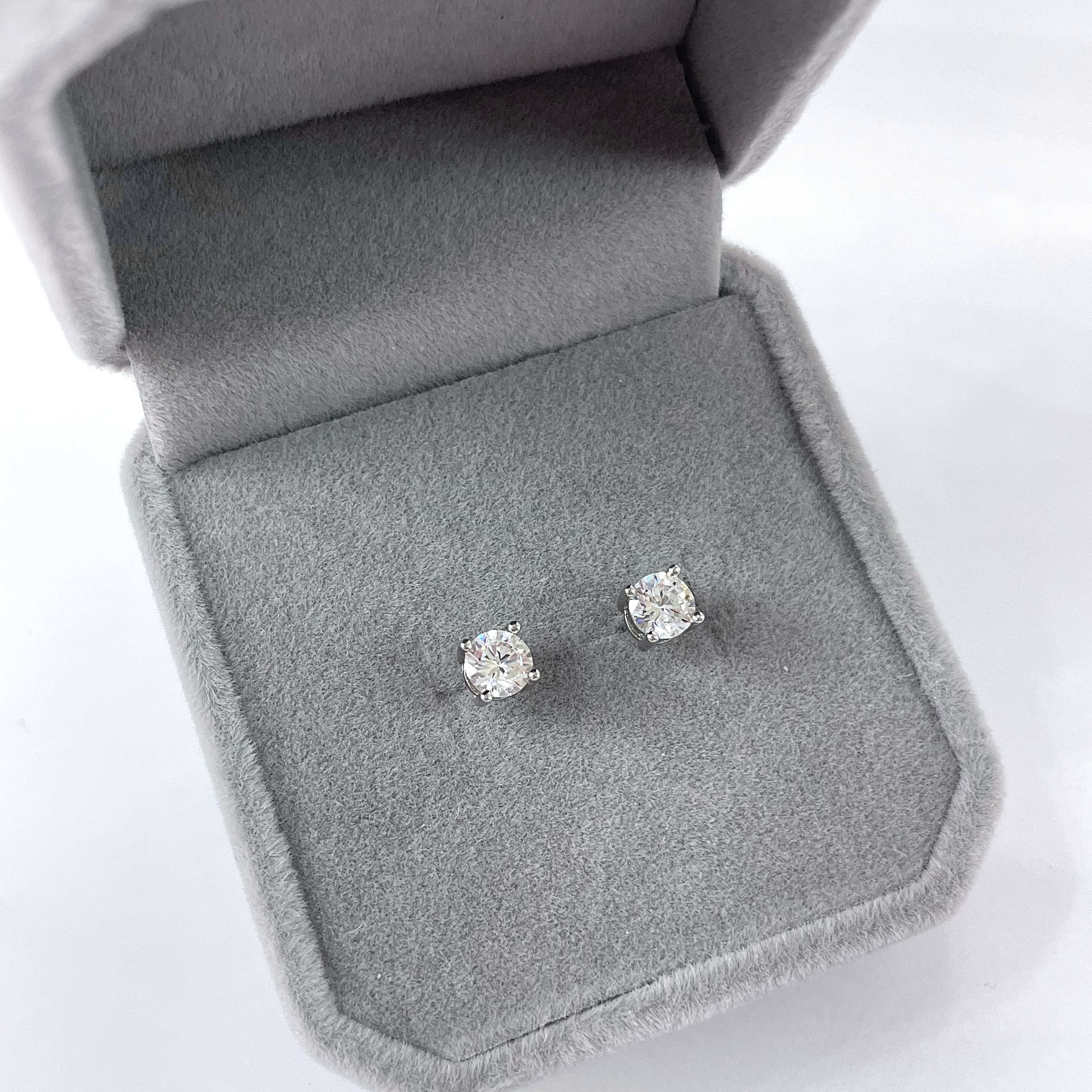 預訂～G330 經典四爪莫桑鑽耳環 0.6ct