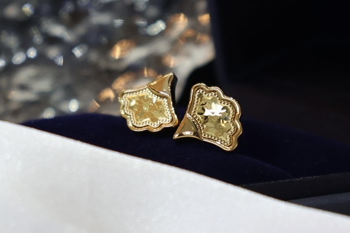 花窗小扇金耳釘