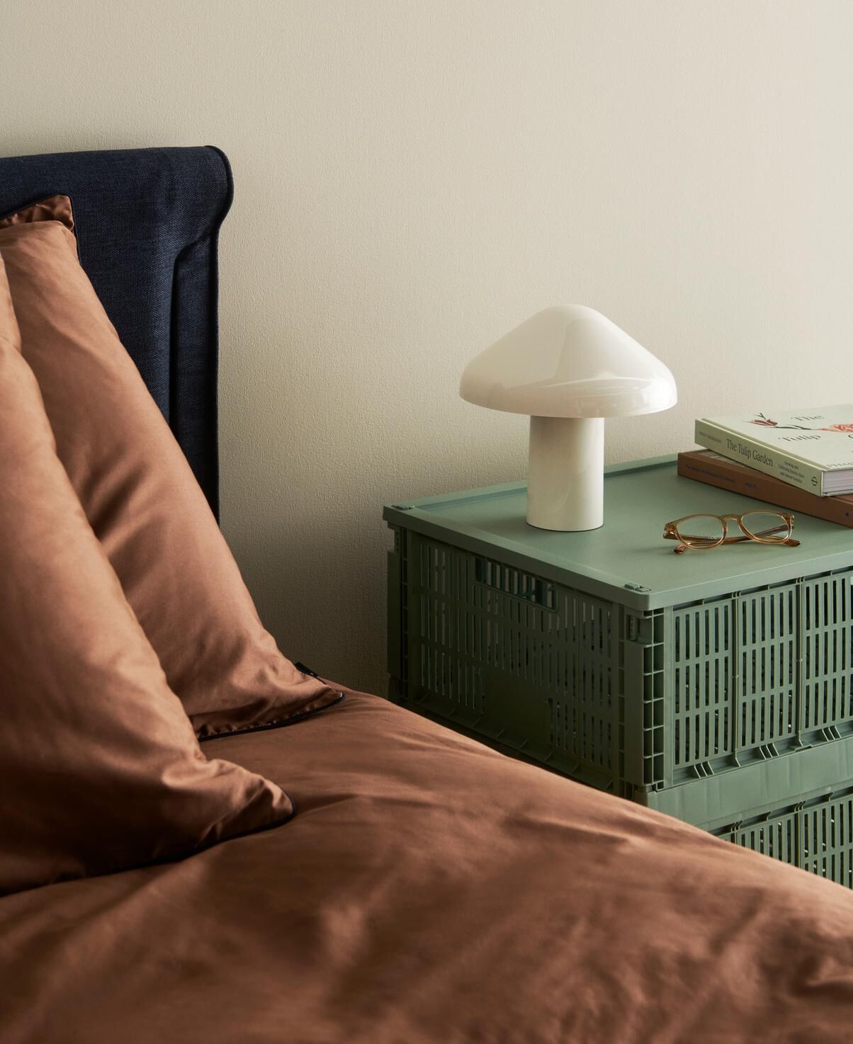 燈座與燈罩光滑有質感,光源藏在乳白色擴散器內部,能有效柔化光線,營造溫暖氛圍