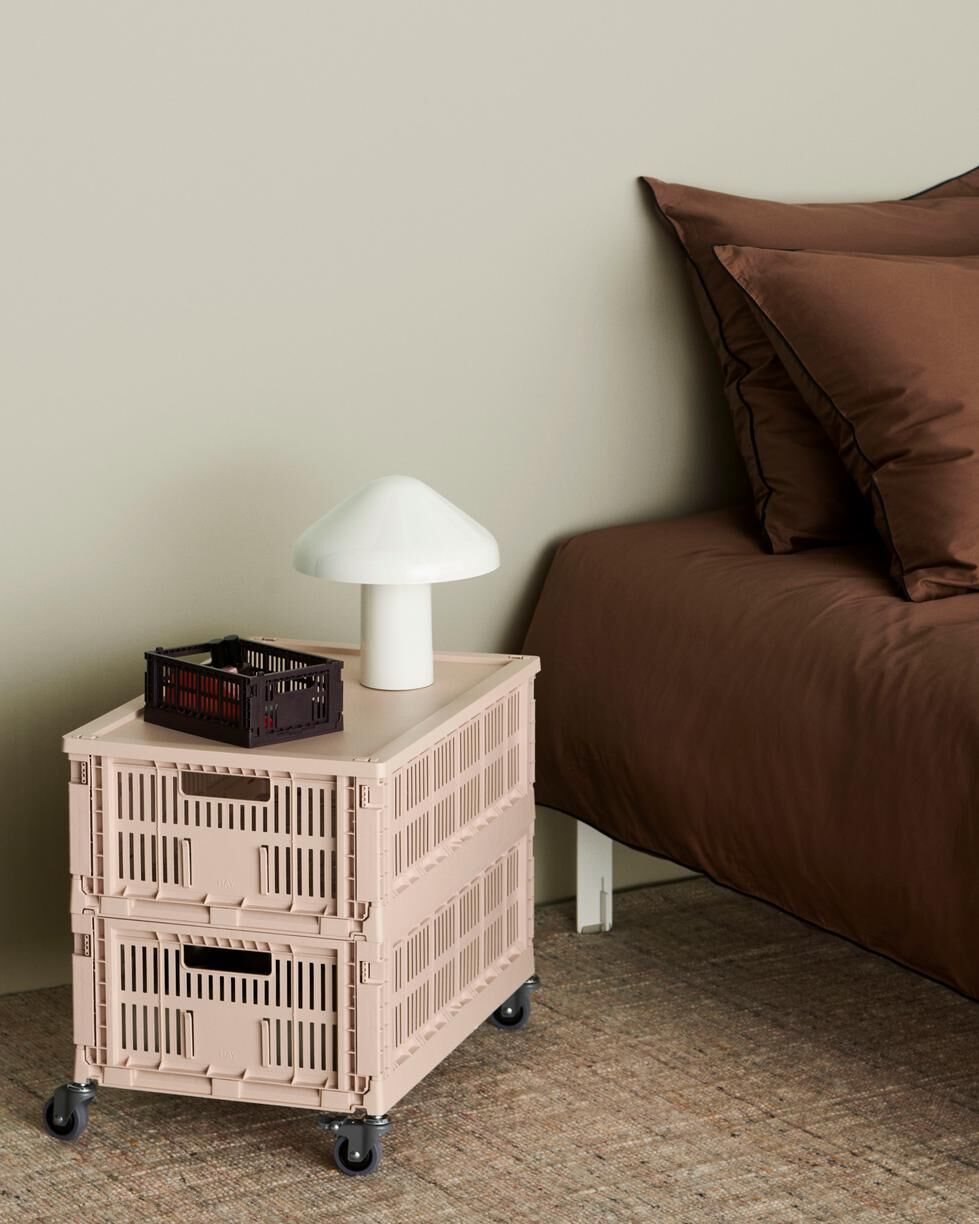 燈座與燈罩光滑有質感,光源藏在乳白色擴散器內部,能有效柔化光線,營造溫暖氛圍