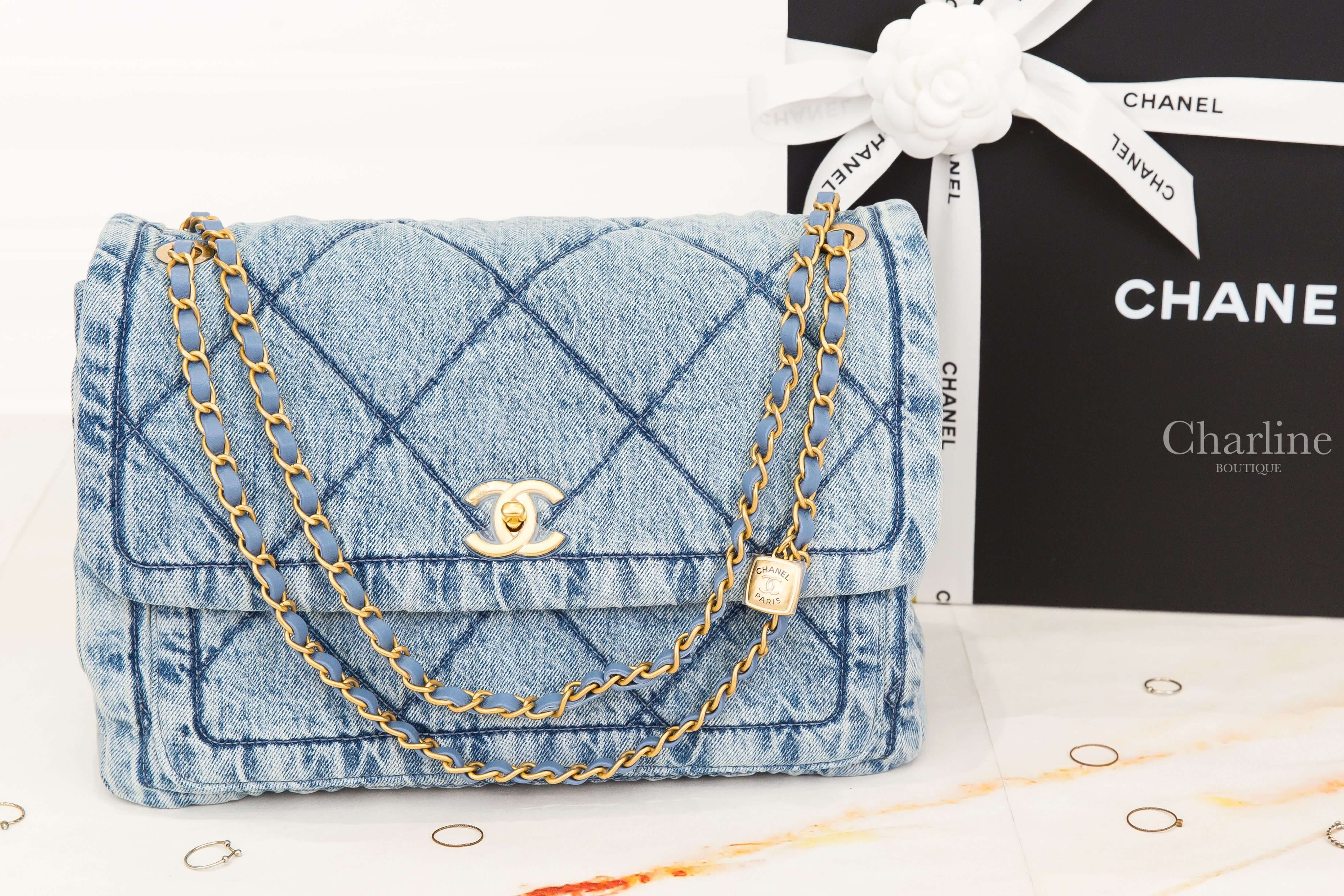 Chanel Maxi Flapbag 淺藍色金CC黑字方型墜飾鍊帶特大型水洗丹寧布大菱格紋肩背包