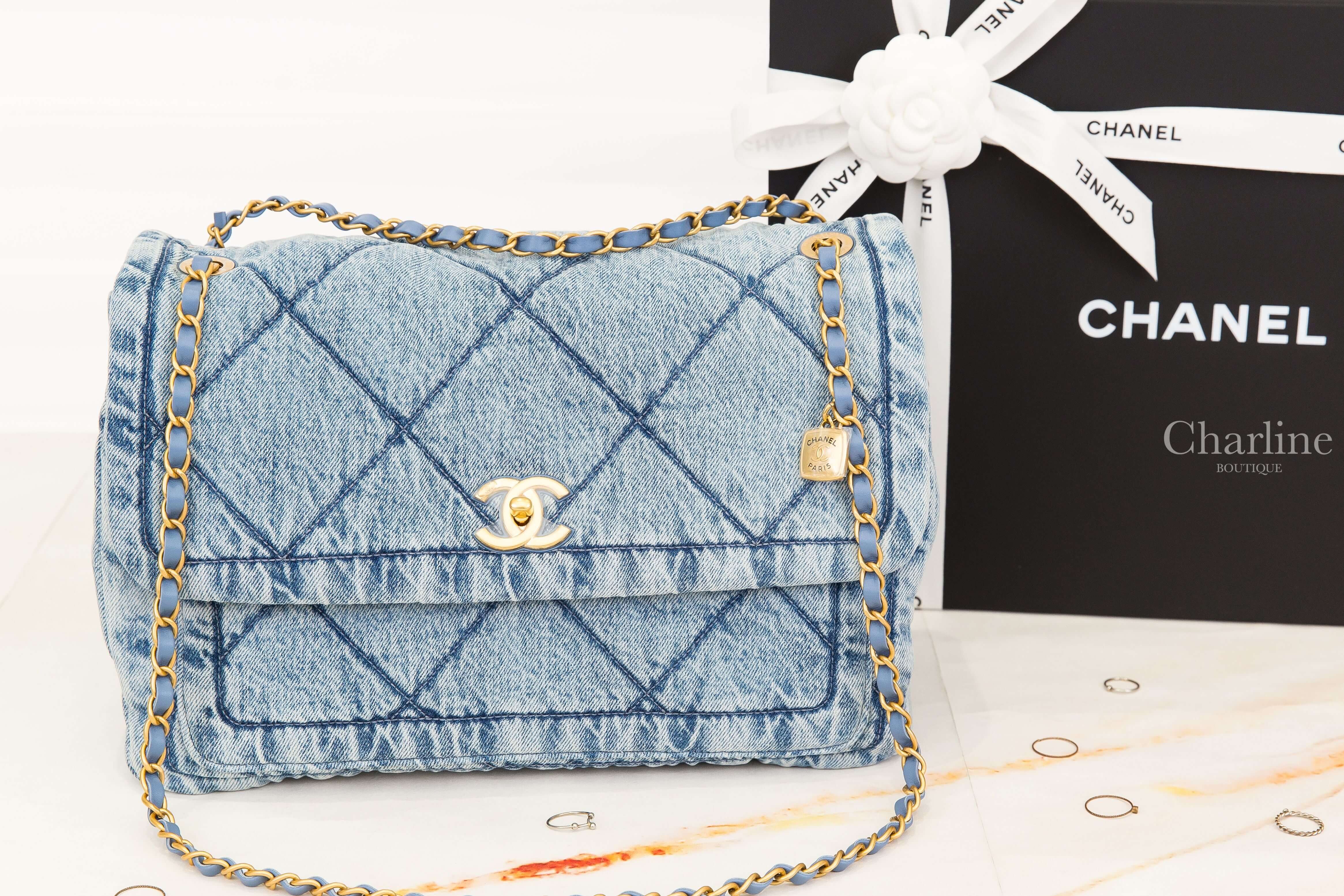 Chanel Maxi Flapbag 淺藍色金CC黑字方型墜飾鍊帶特大型水洗丹寧布大菱格紋肩背包-Charline Boutique 精品代購