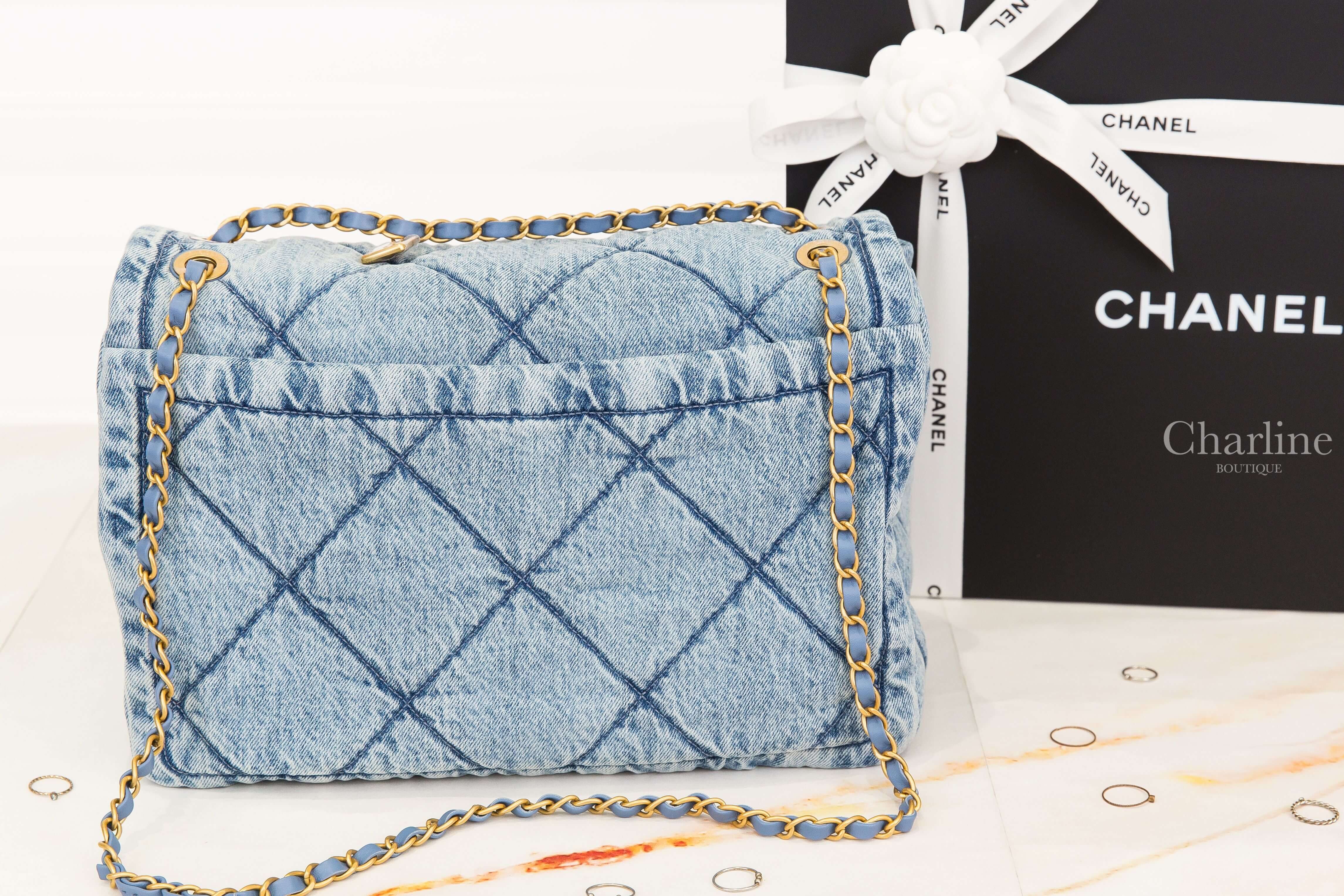 Chanel Maxi Flapbag 淺藍色金CC黑字方型墜飾鍊帶特大型水洗丹寧布大菱格紋肩背包-Charline Boutique 精品代購