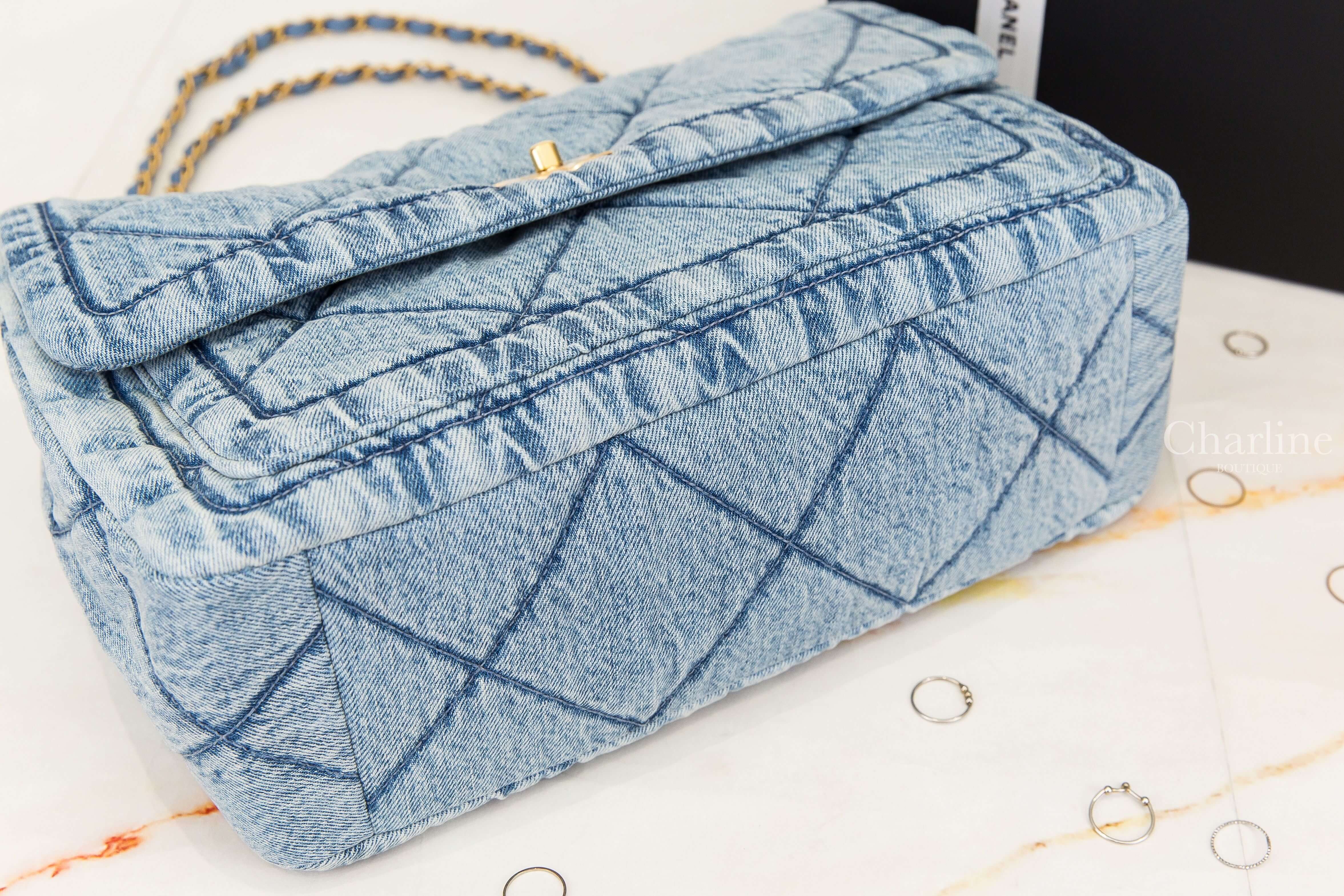 Chanel Maxi Flapbag 淺藍色金CC黑字方型墜飾鍊帶特大型水洗丹寧布大菱格紋肩背包-Charline Boutique 精品代購