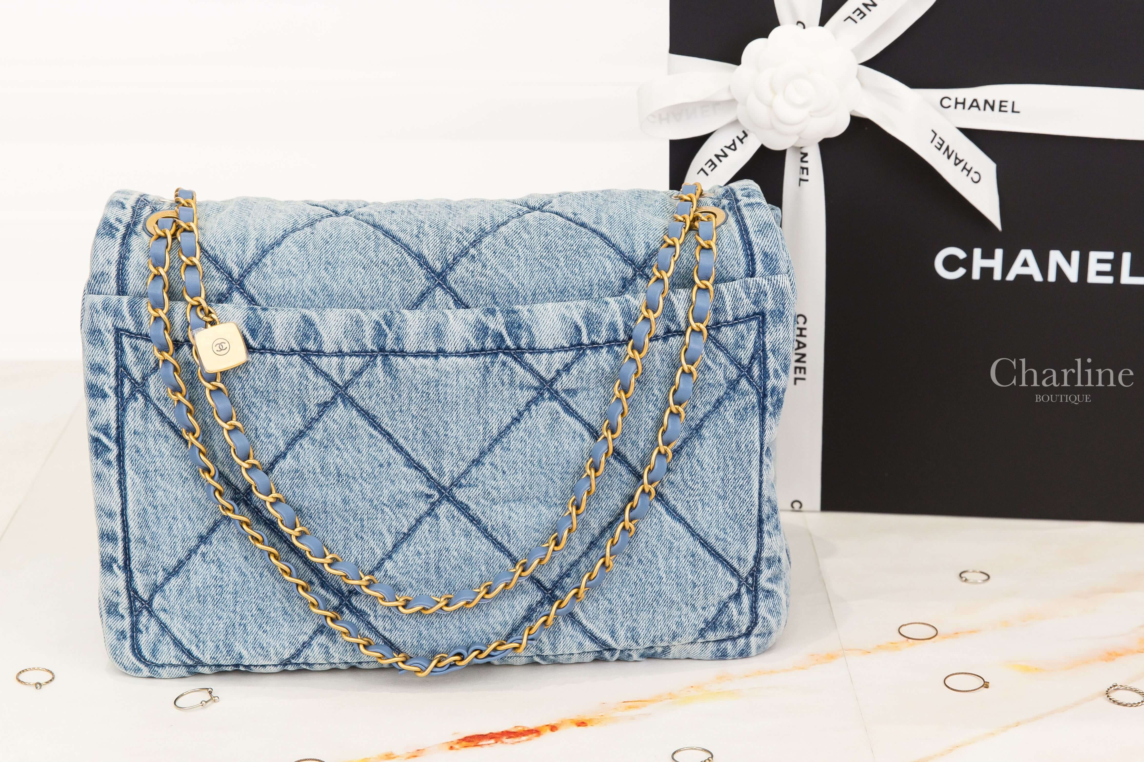 Chanel Maxi Flapbag 淺藍色金CC黑字方型墜飾鍊帶特大型水洗丹寧布大菱格紋肩背包-Charline Boutique 精品代購