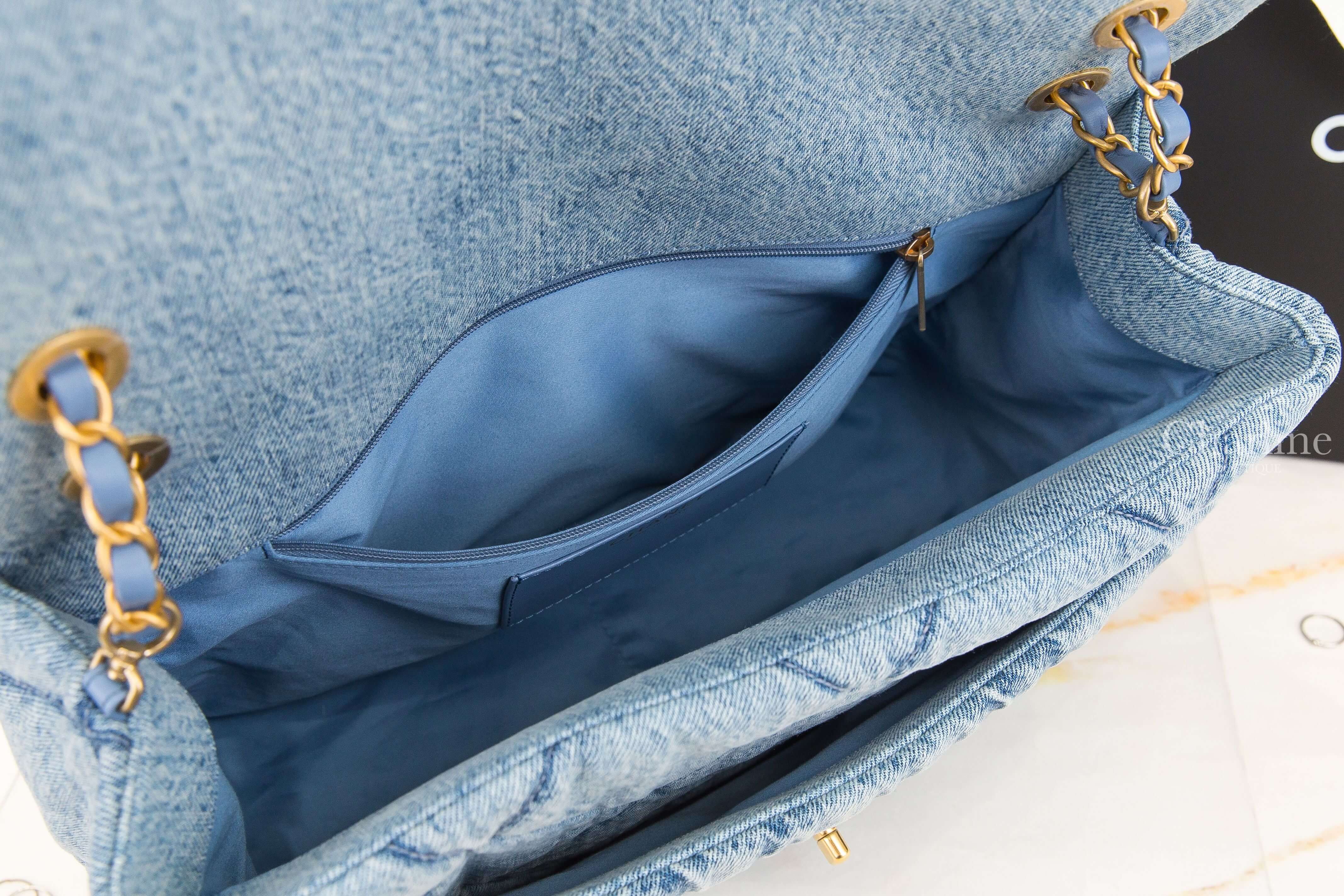 Chanel Maxi Flapbag 淺藍色金CC黑字方型墜飾鍊帶特大型水洗丹寧布大菱格紋肩背包-Charline Boutique 精品代購