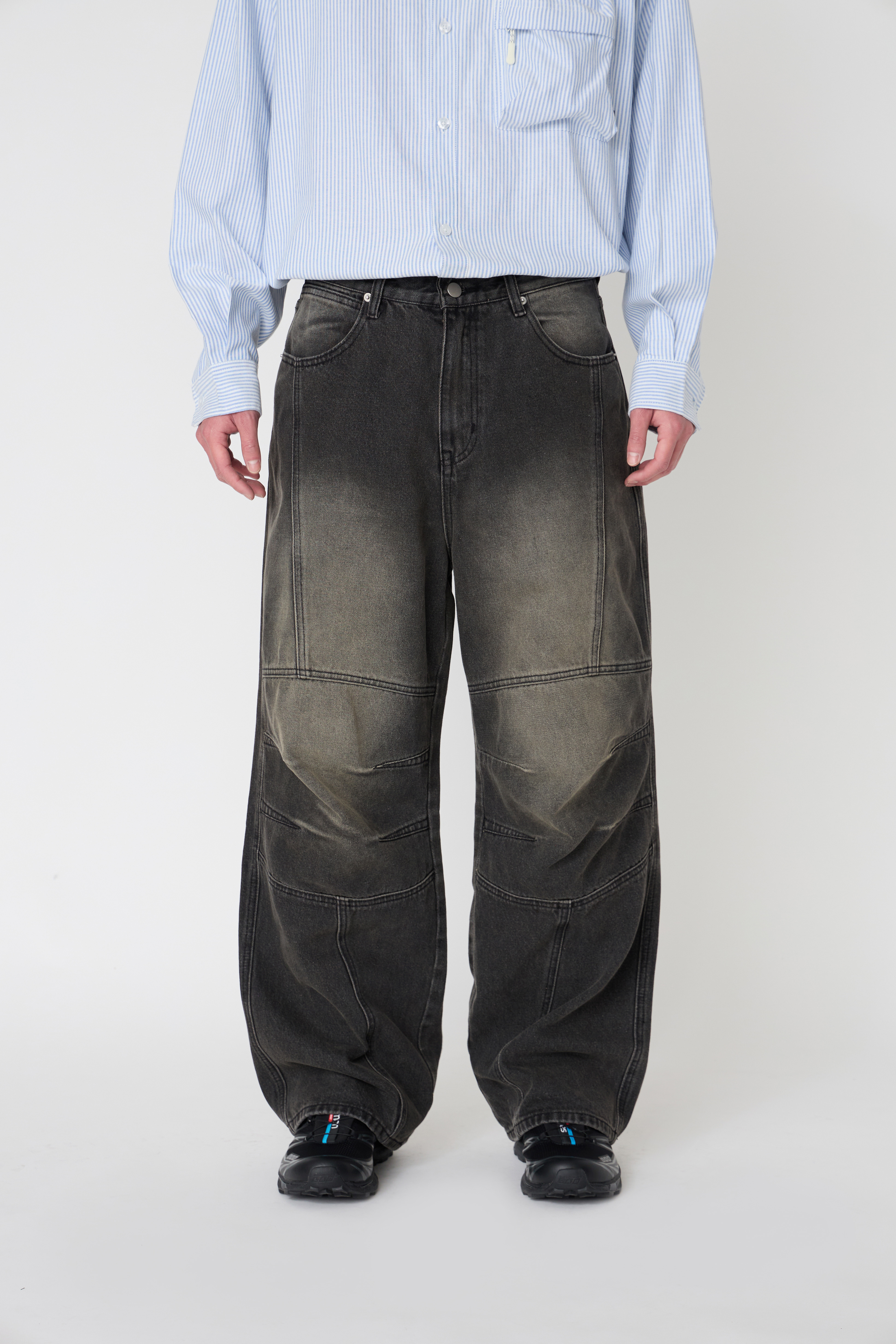 NOIR 膝型輪廓喇叭牛仔褲