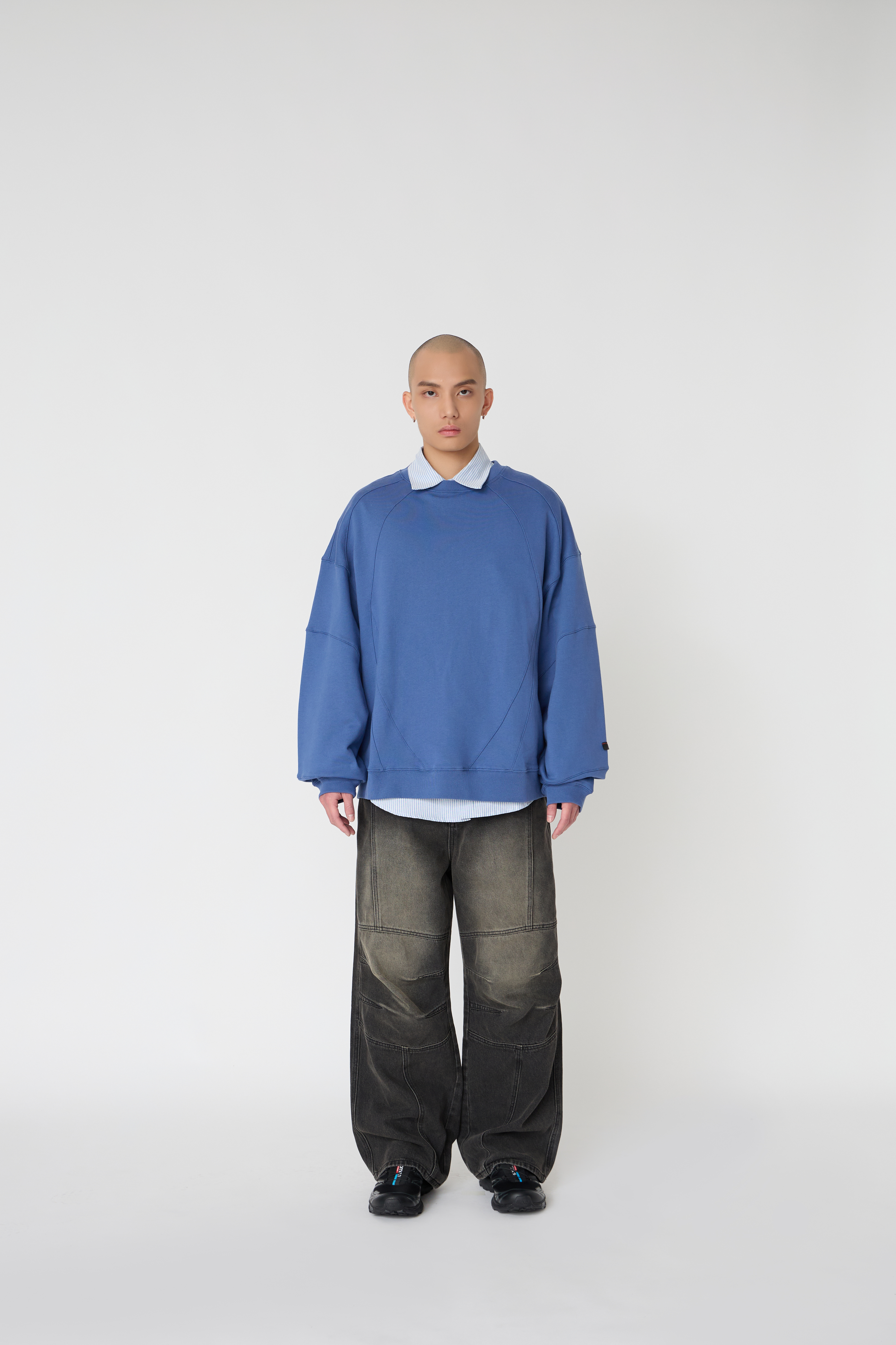 NOIR 膝型輪廓喇叭牛仔褲