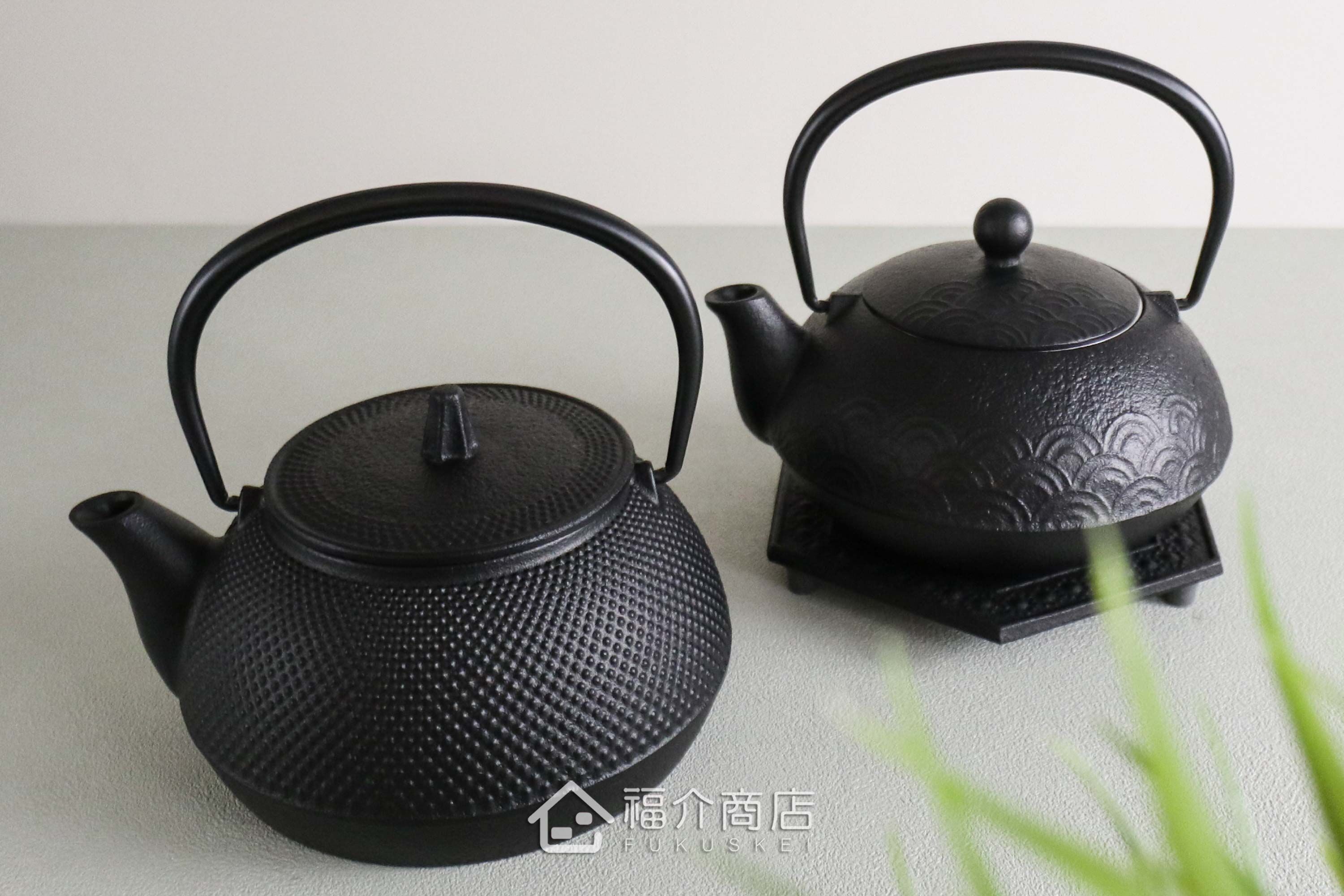 泡茶用的鐵壺與壺墊