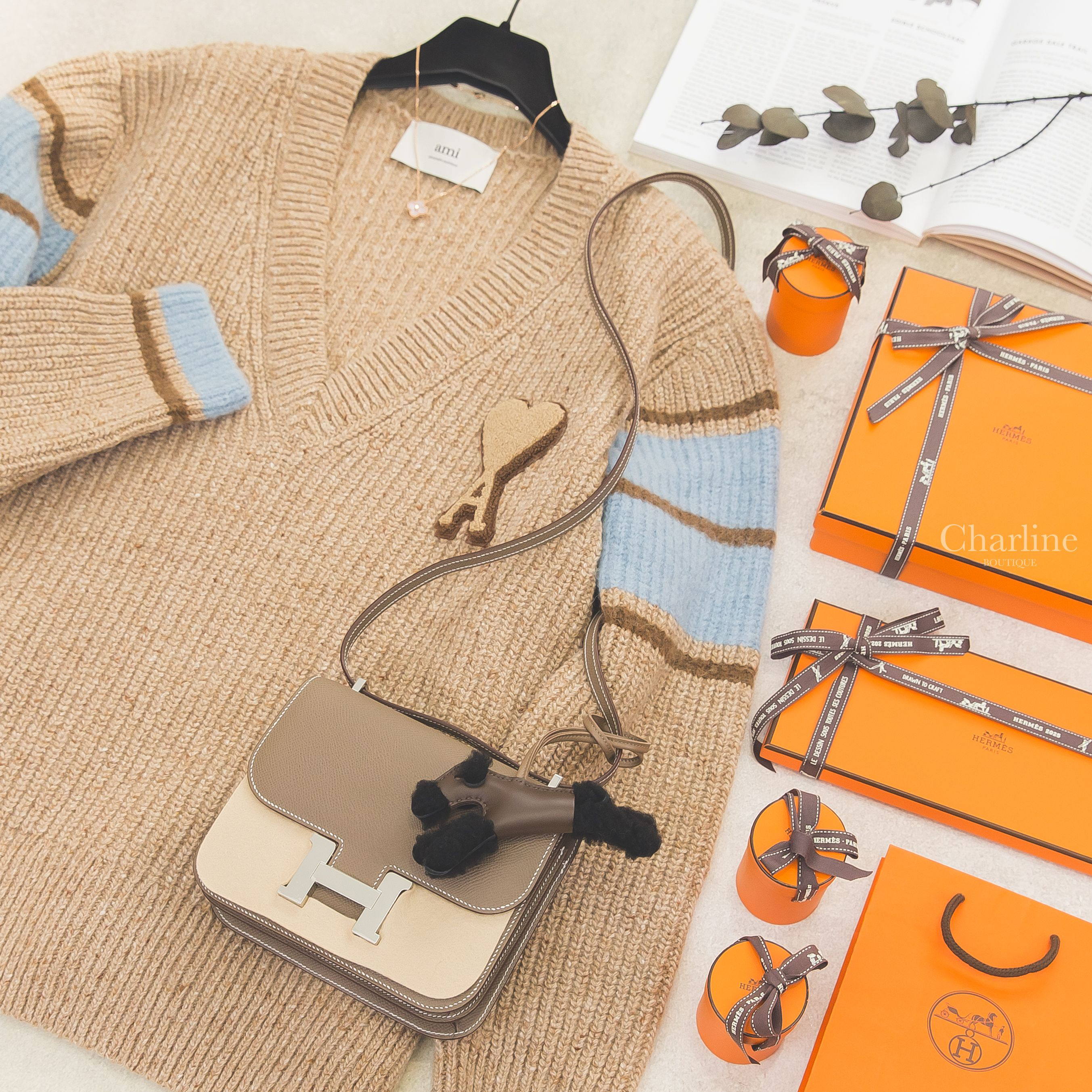 Hermès Mini Constance 大象灰銀釦鏡面款,Hermès Budy 巧克力色/大象灰/黑色吊飾,Ami Paris 駝色V領深棕藍條紋愛心A長袖毛衣,VCA 聖誕節項鍊-Charline Boutique 精品代購
