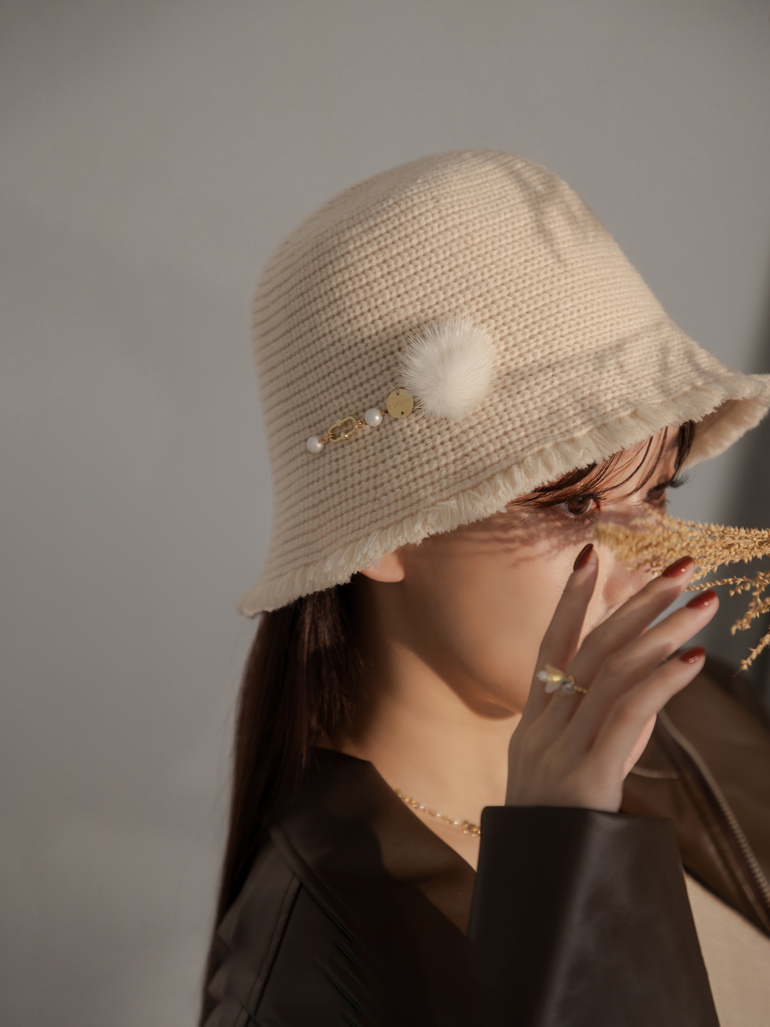 住在斑比家。MUCHAT手作毛球珍珠編織漁夫帽 (米)